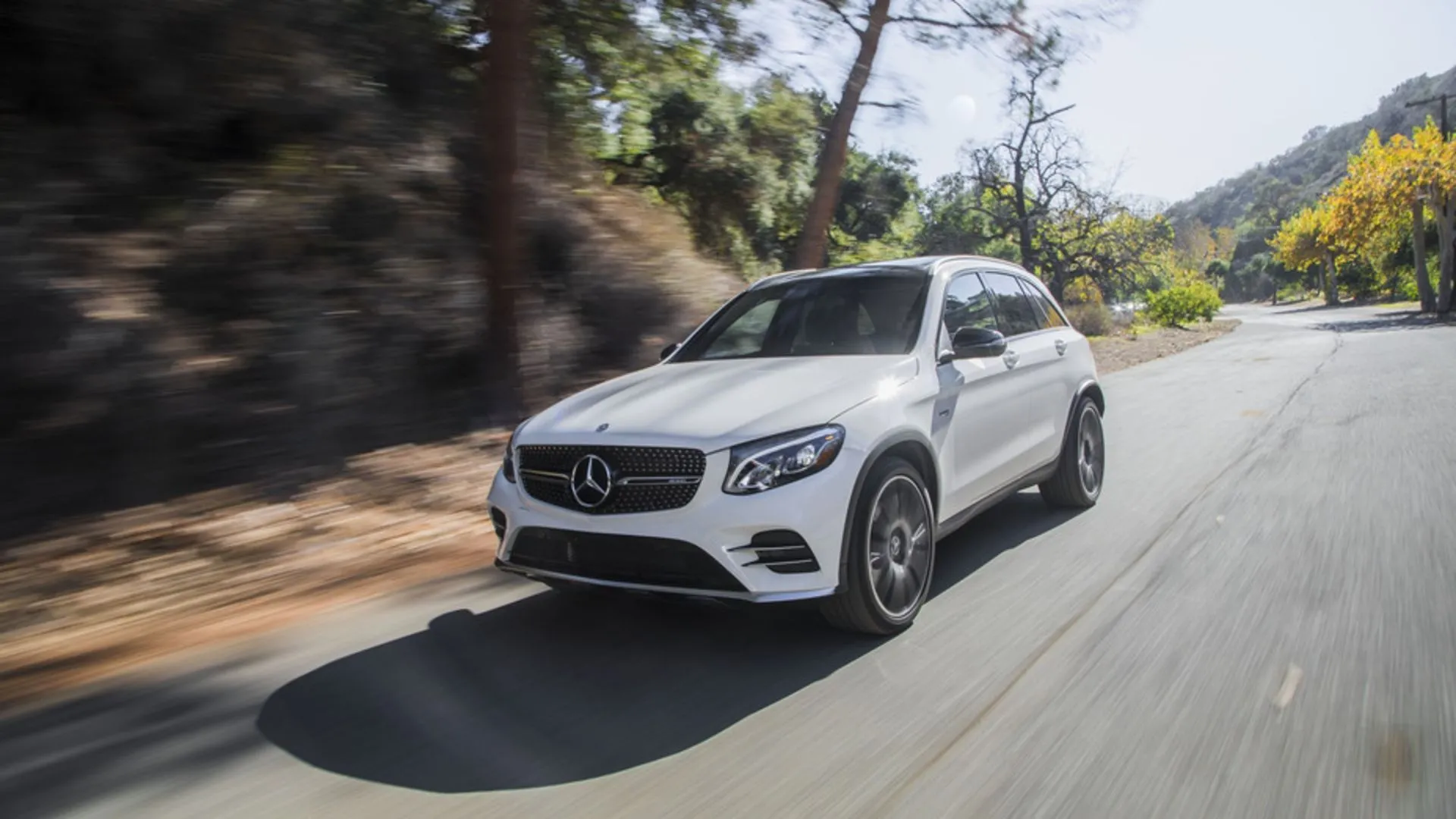 Góc ba phần tư phía trước của chiếc Mercedes-AMG GLC 43 2019 màu xám