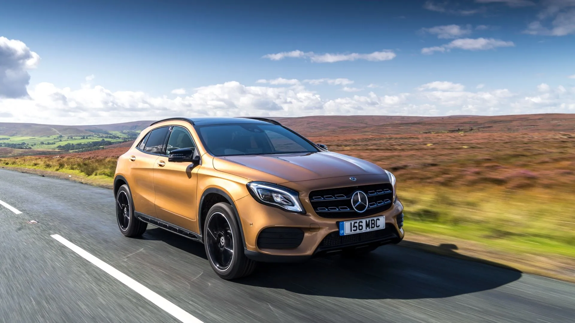 Góc ba phần tư phía trước của chiếc Mercedes-Benz GLA 2019 màu trắng
