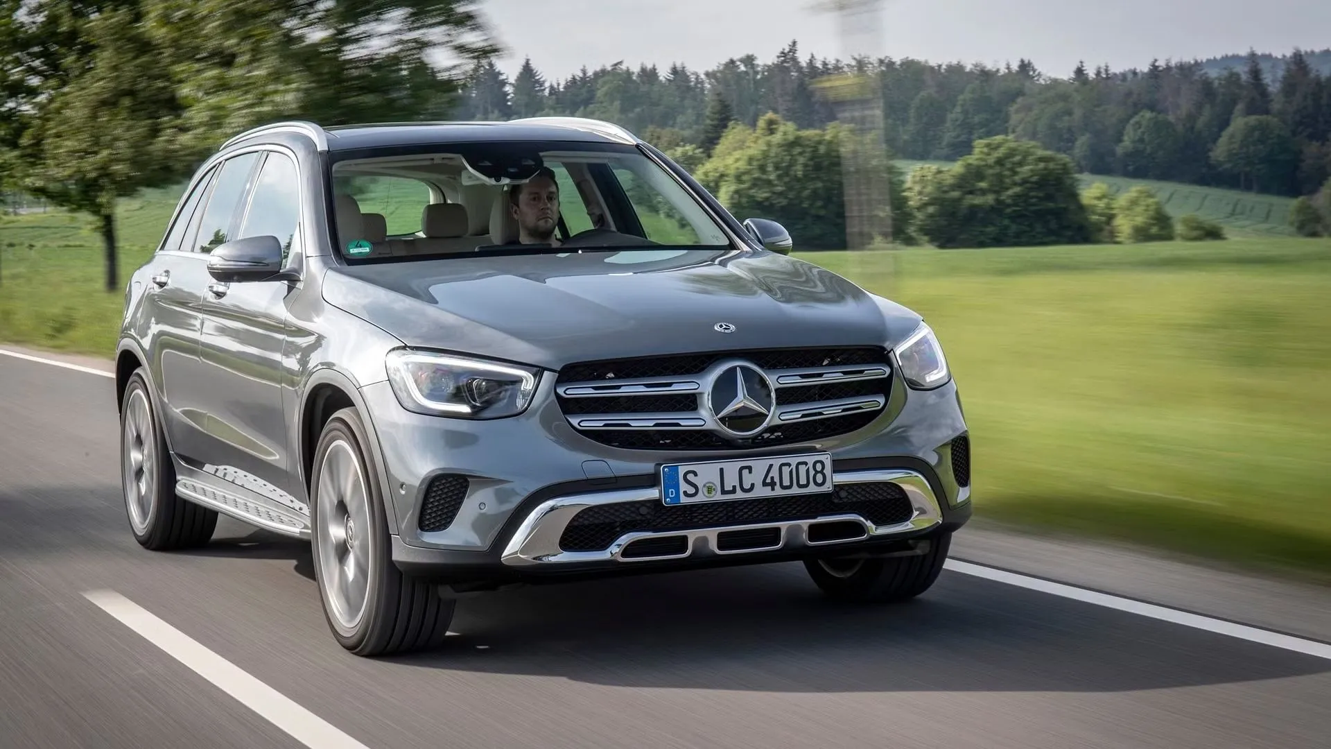 Góc ba phần tư phía trước của chiếc Mercedes-Benz GLC 300 2021 màu bạc