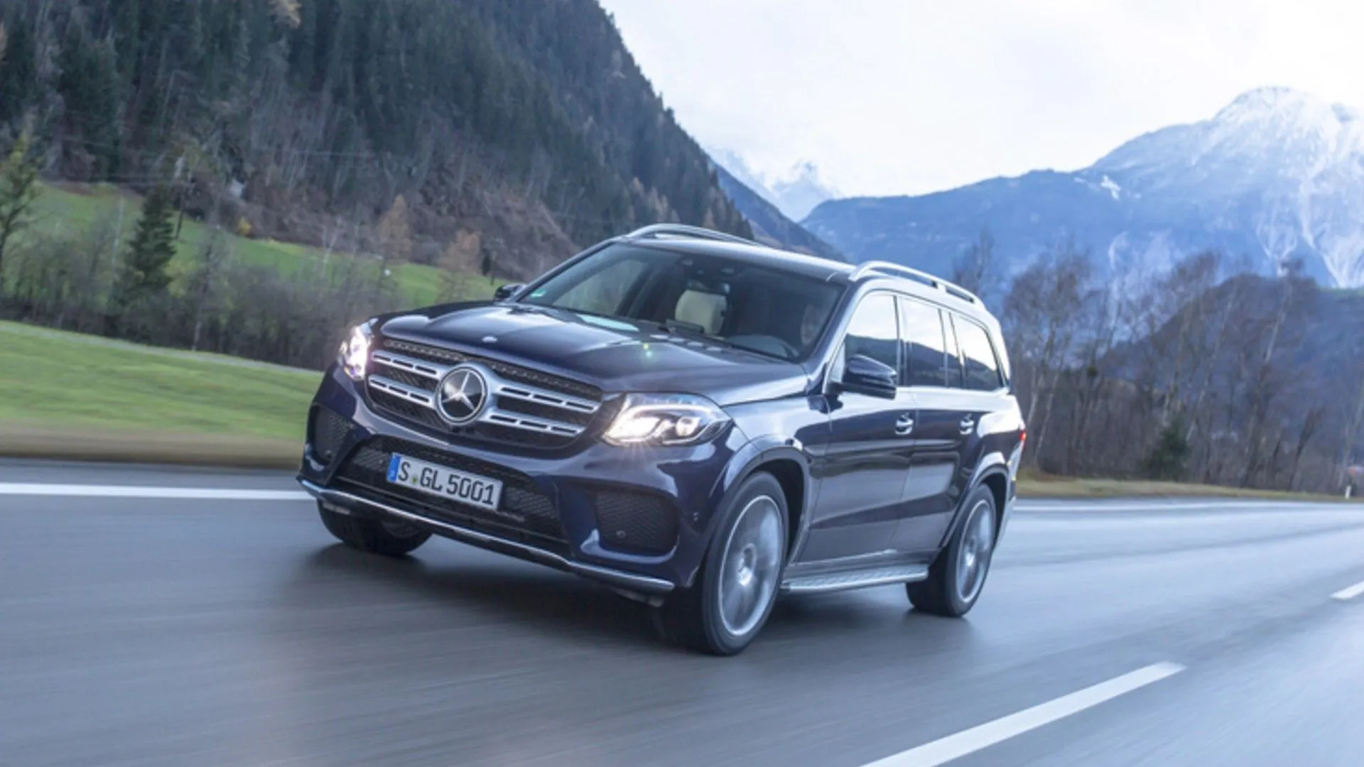 Góc ba phần tư phía trước của chiếc Mercedes-Benz GLS 2017 màu xanh đậm