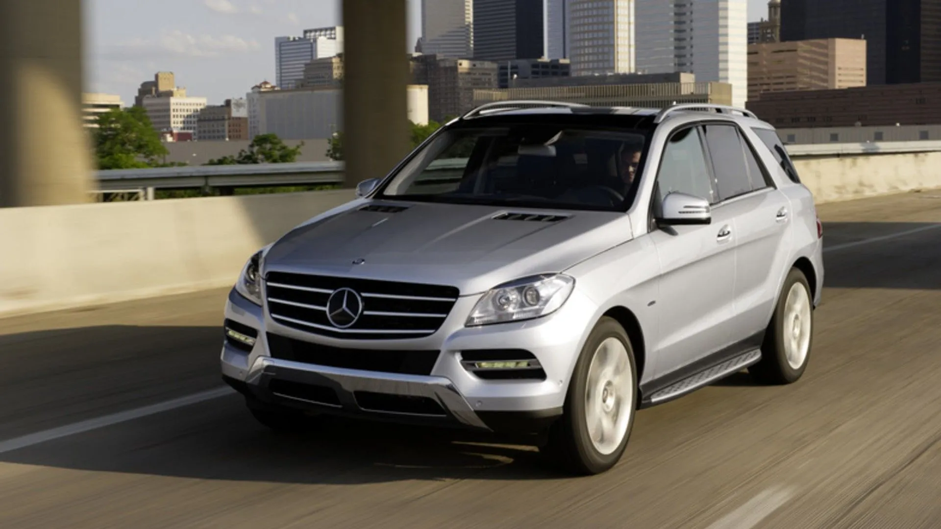Góc ba phần tư phía trước của chiếc Mercedes-Benz ML 2014 màu đen