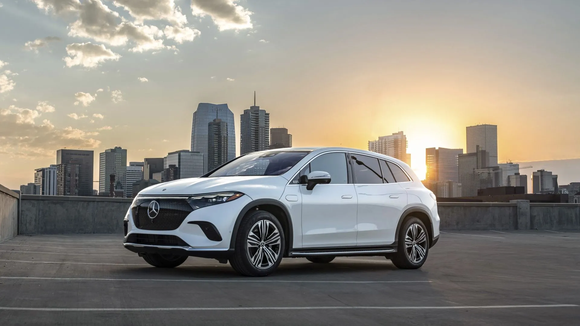 Góc ba phần tư phía trước của chiếc Mercedes-EQ EQS SUV 2025 màu trắng bạc