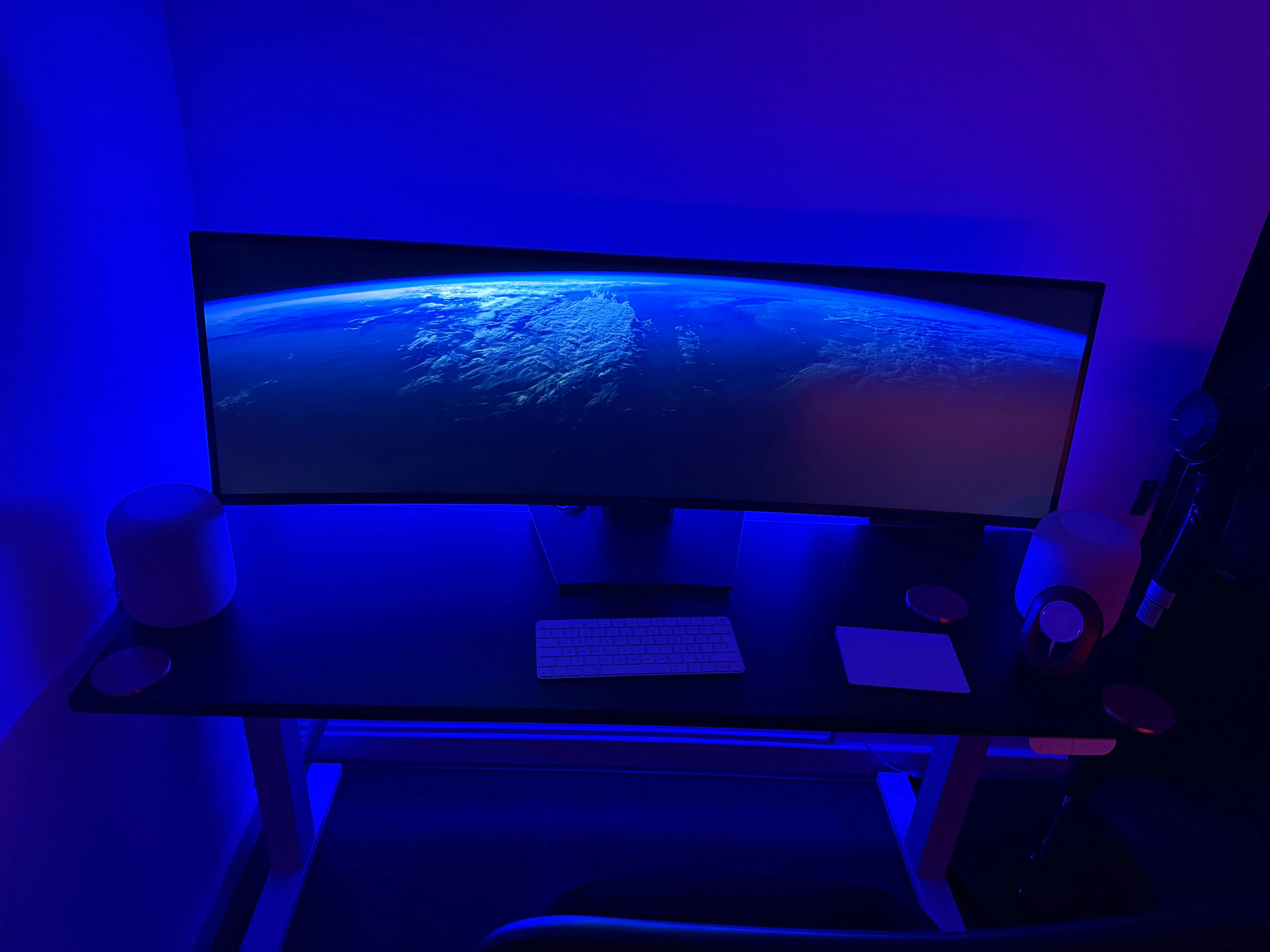 Góc làm việc tại nhà với dải đèn Philips Hue tạo hiệu ứng ánh sáng xanh mát, liên quan đến chủ đề bộ lọc ánh sáng xanh.