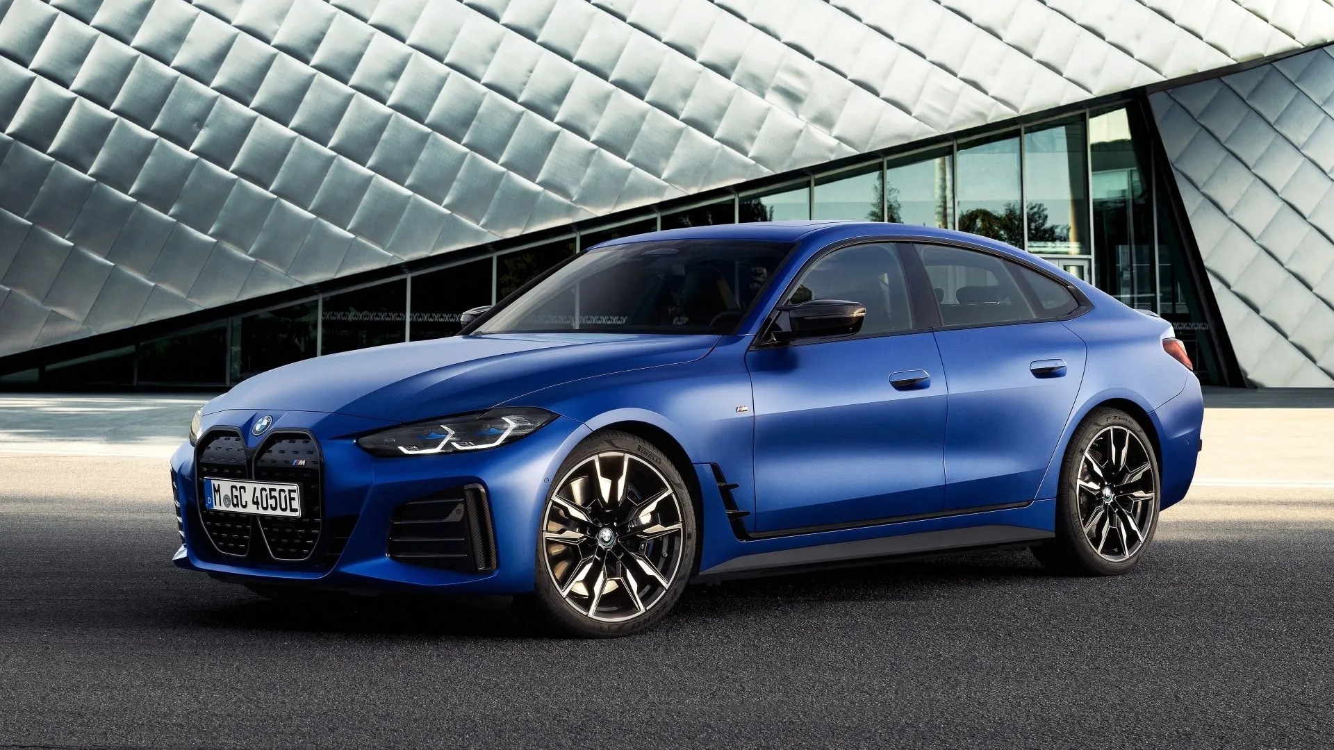 Góc nhìn 3/4 phía trước của BMW i4 đời 2022, mẫu sedan điện cao cấp có độ tin cậy cao.