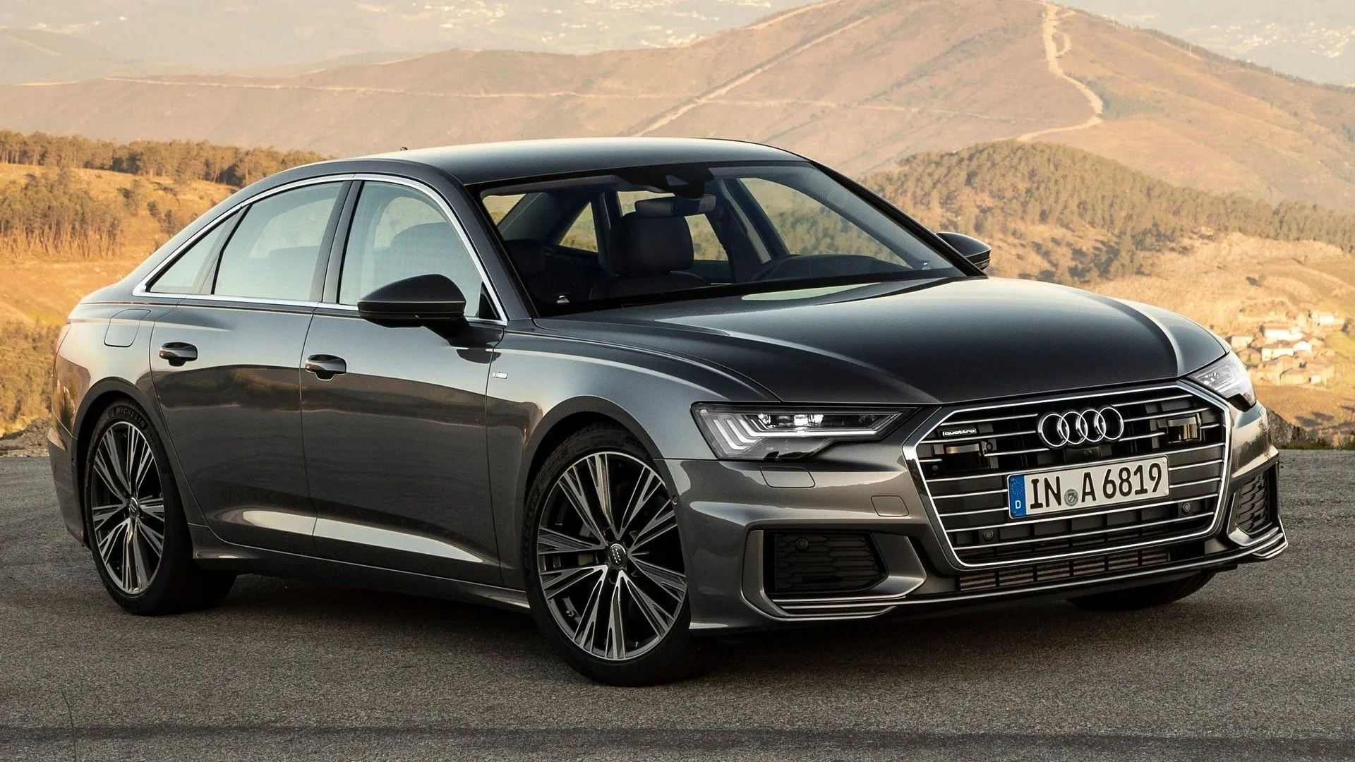 Góc nhìn 3/4 phía trước của chiếc Audi A6 2019 màu xanh than