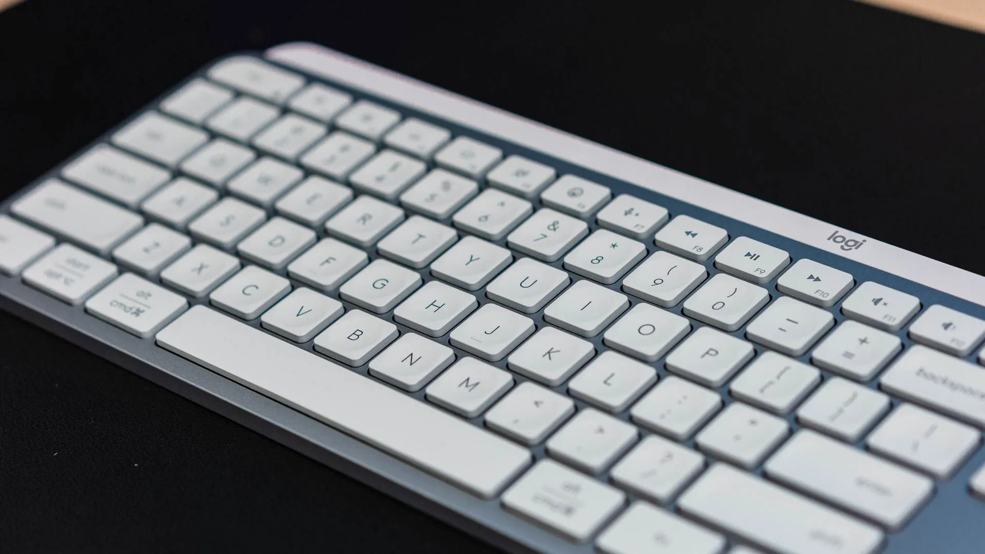 Góc nhìn cận cảnh phần giữa của bàn phím Logitech MX Keys S.
