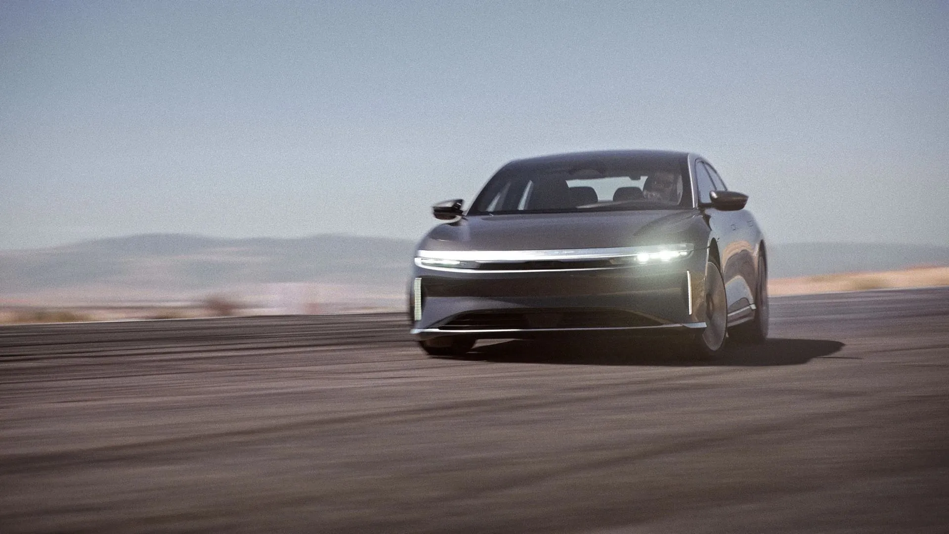 Góc nhìn phía trước của Lucid Air Grand Touring 2025 trên đường đua, phô diễn thiết kế khí động học và sự sang trọng của dòng xe điện cao cấp.