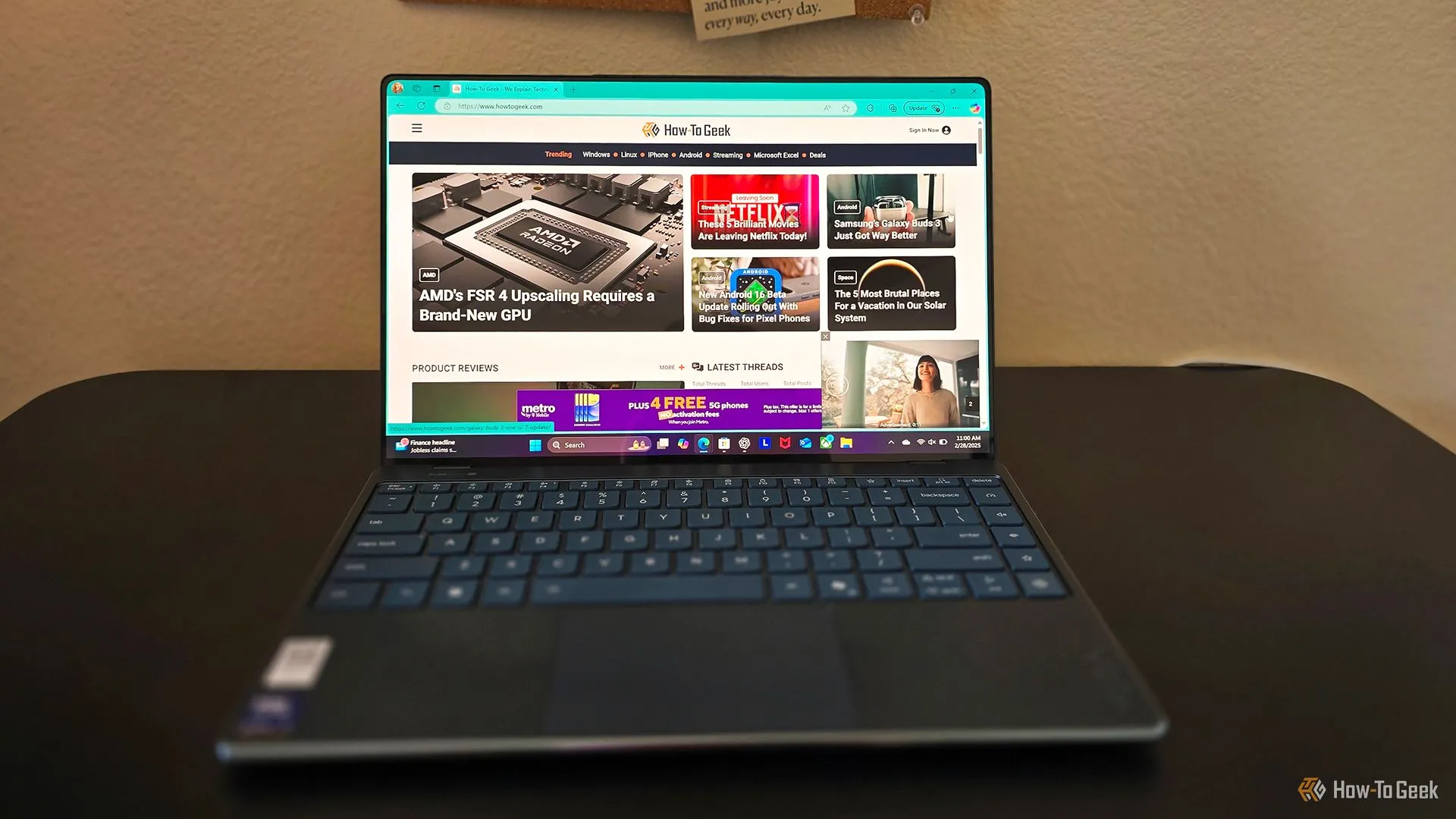 Góc nhìn tổng thể Lenovo Yoga Slim 9i Gen 10 mở trên bàn, làm nổi bật thiết kế mỏng nhẹ
