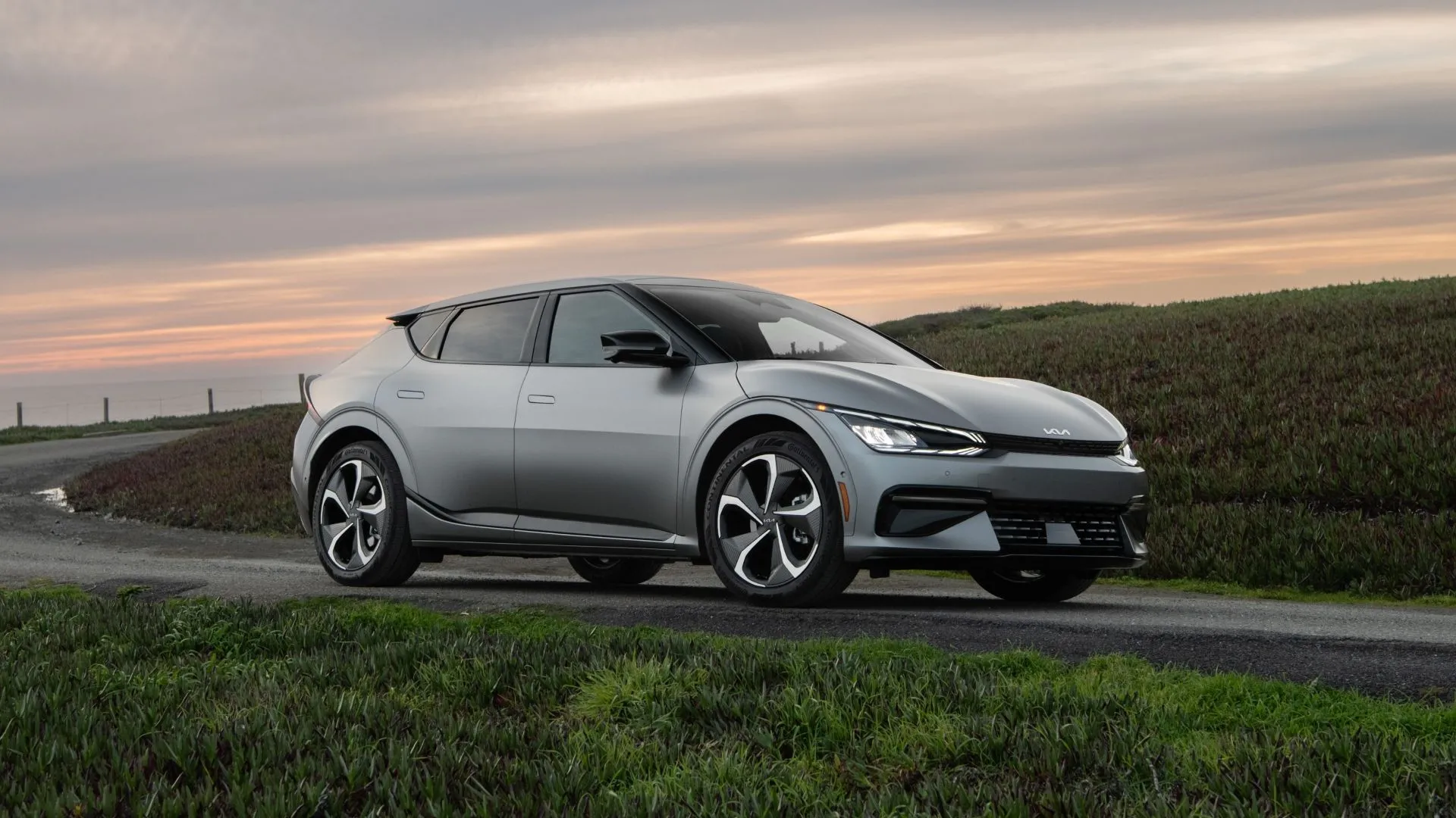 Góc nhìn từ bên hông của Kia EV6 đời 2024, mẫu crossover điện đứng đầu bảng về độ tin cậy.