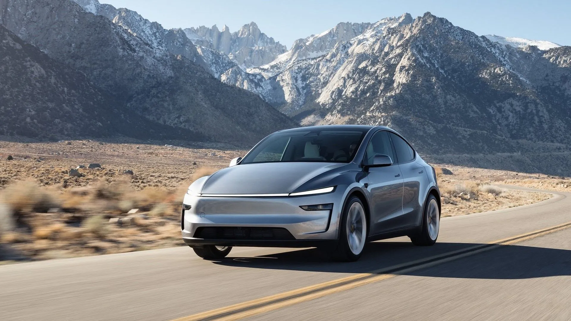 Góc trước của chiếc Tesla Model Y 2025 màu đen.