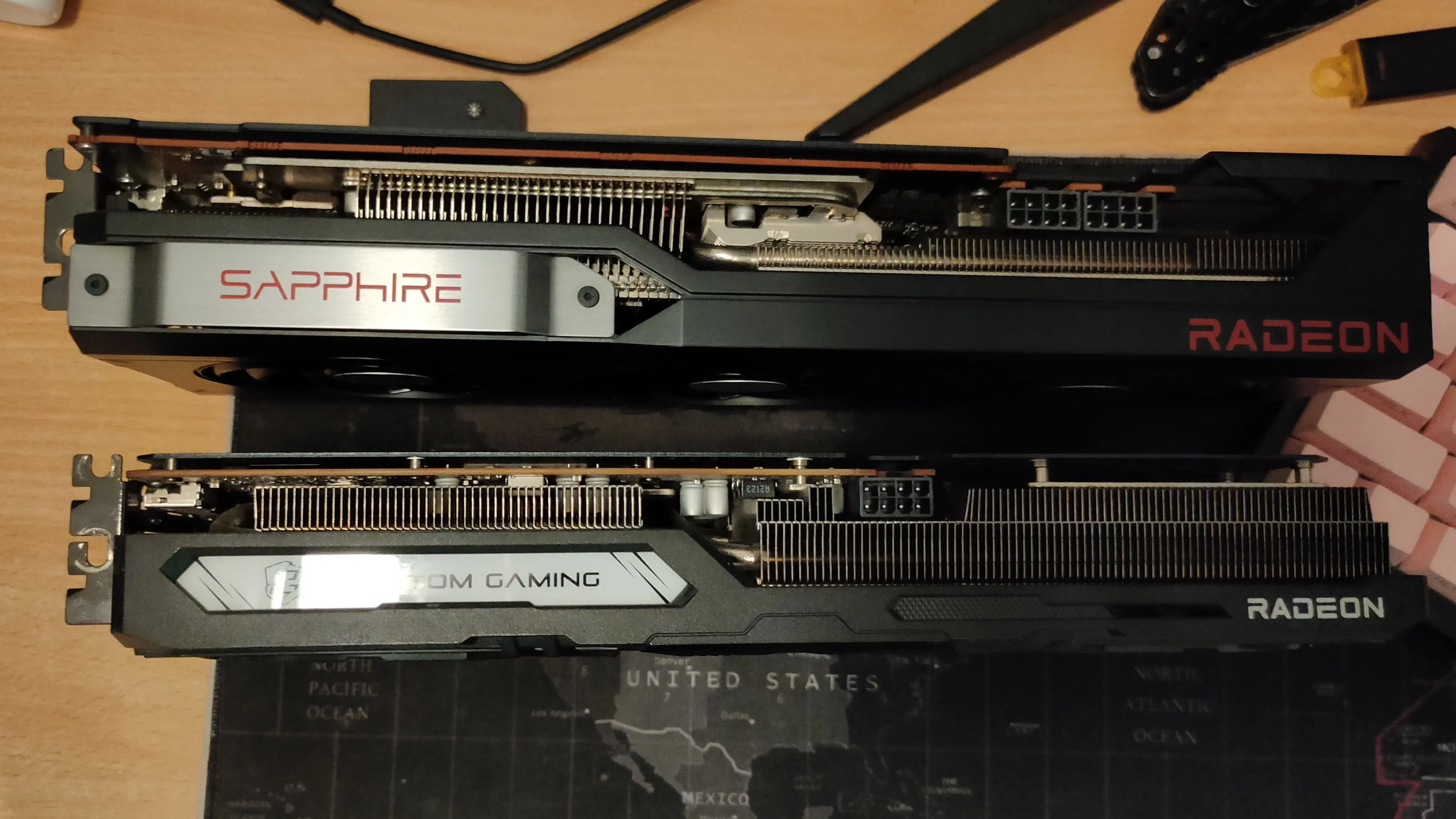 Hai card đồ họa AMD Radeon RX 6800 XT PULSE và AMD RX 6600 XT Phantom Gaming D cạnh nhau