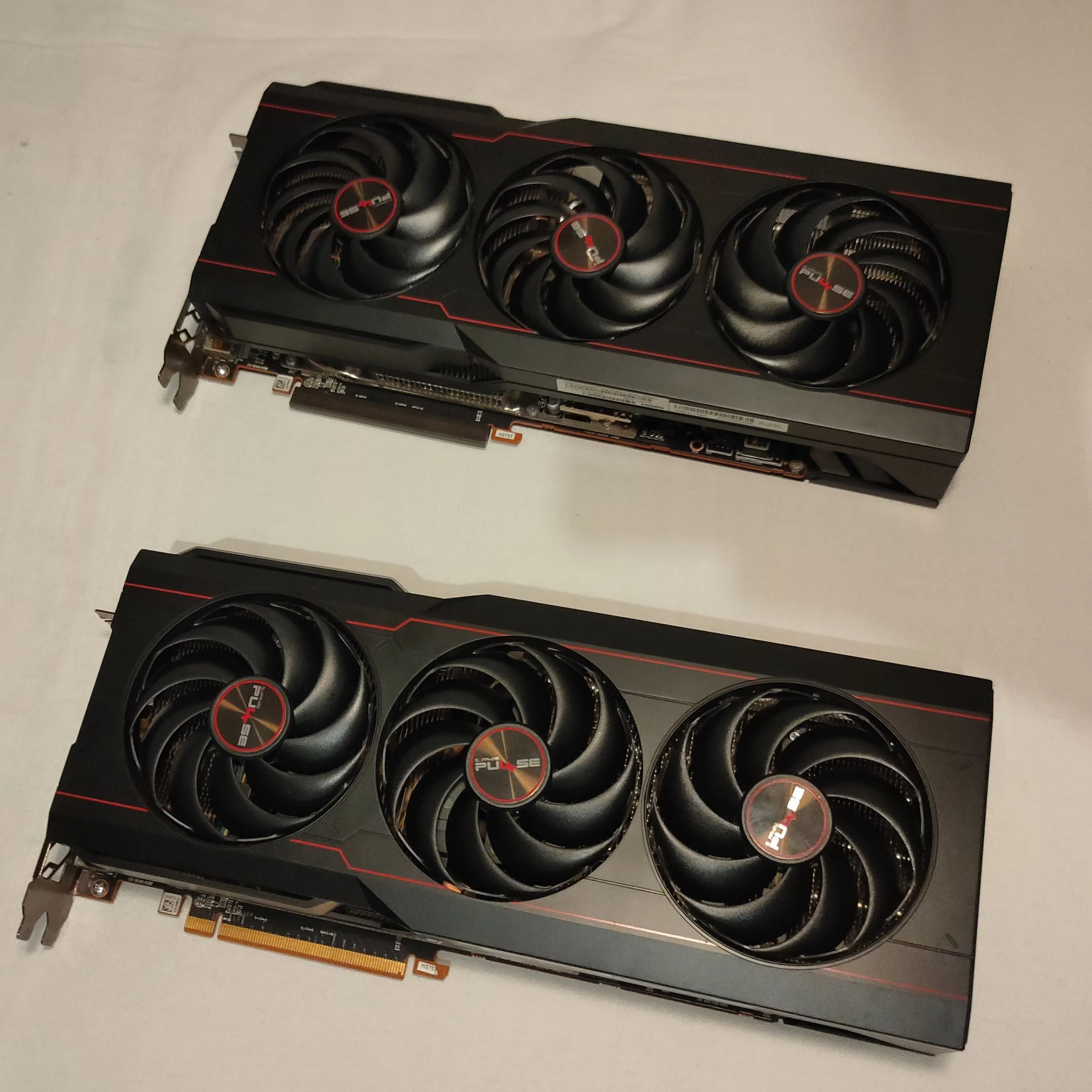 Hai card đồ họa Sapphire Pulse RX 6800 XT đặt cạnh nhau, giúp người mua dễ dàng so sánh và kiểm tra ngoại quan GPU cũ.