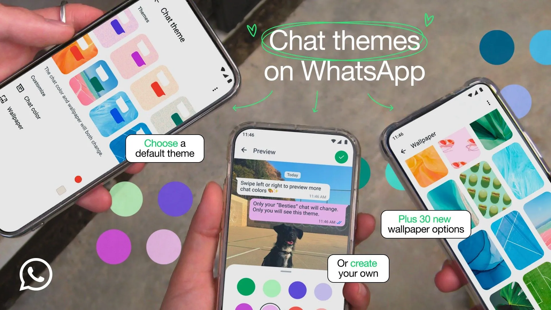 Hai điện thoại di động hiển thị các chủ đề chat WhatsApp khác nhau, được giữ trong tay