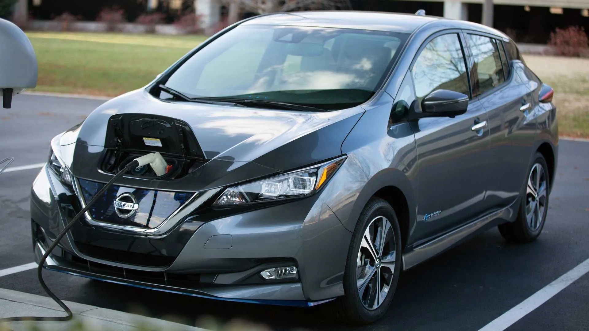 Hai logo Nissan và Honda được đặt cạnh nhau, biểu tượng cho kế hoạch sáp nhập