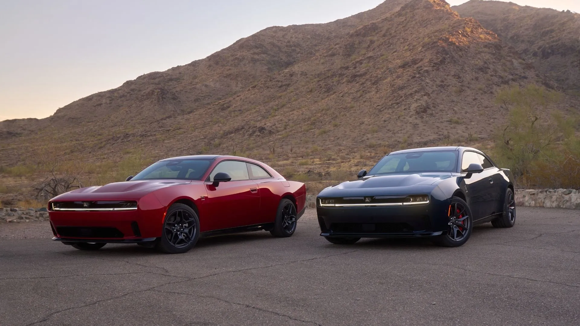 Hai mẫu xe điện 2025 Dodge Charger Scat Pack và Charger R/T Daytona, đại diện cho tương lai xe điện của Stellantis.