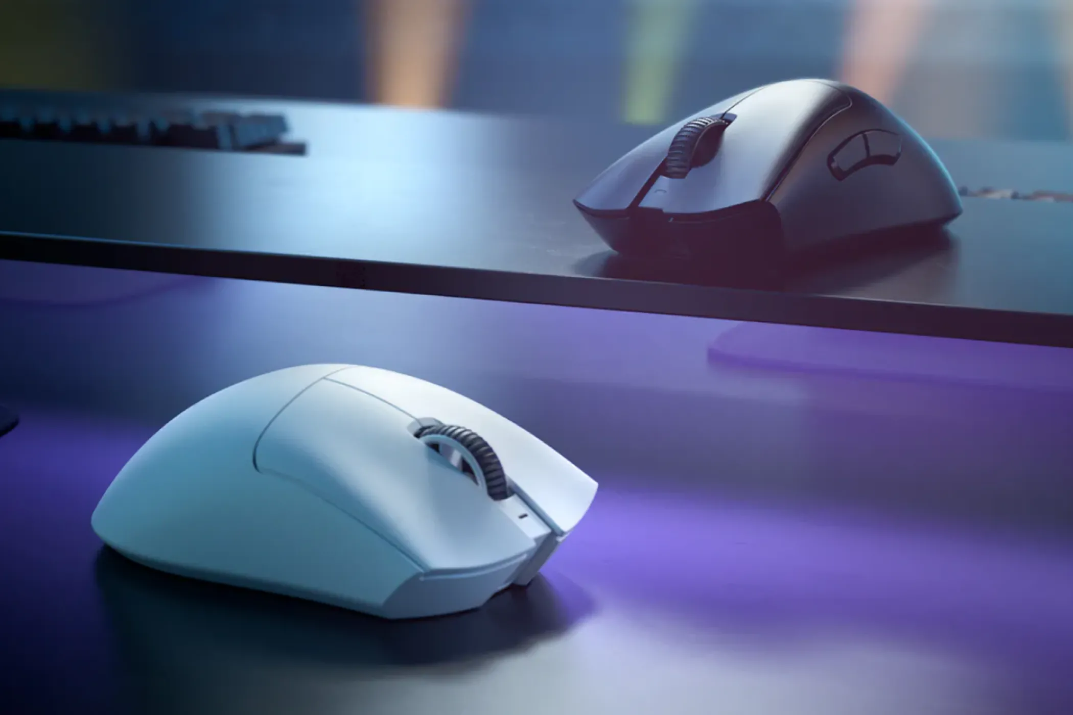 Hai phiên bản chuột gaming Razer DeathAdder V3 Pro màu đen và trắng.