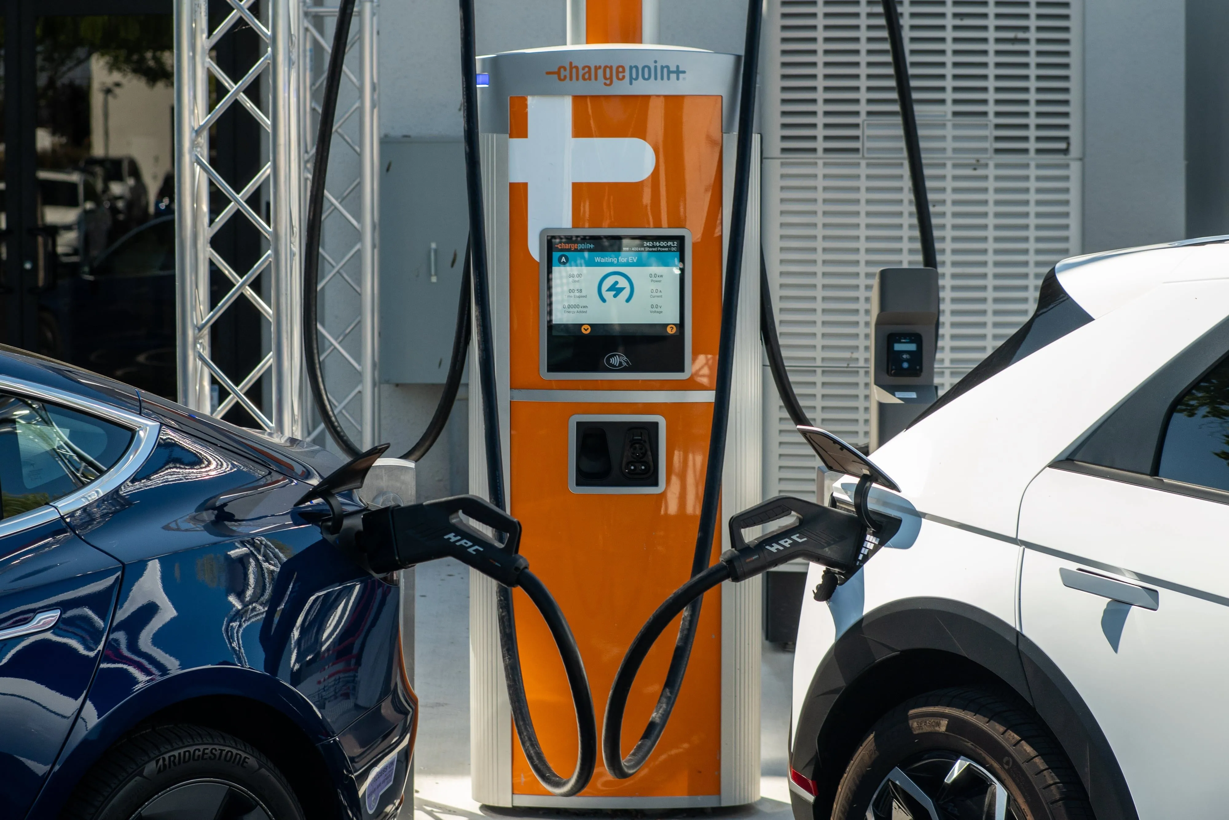 Hai xe điện sạc tại trạm ChargePoint, minh họa giải pháp sạc tiện lợi