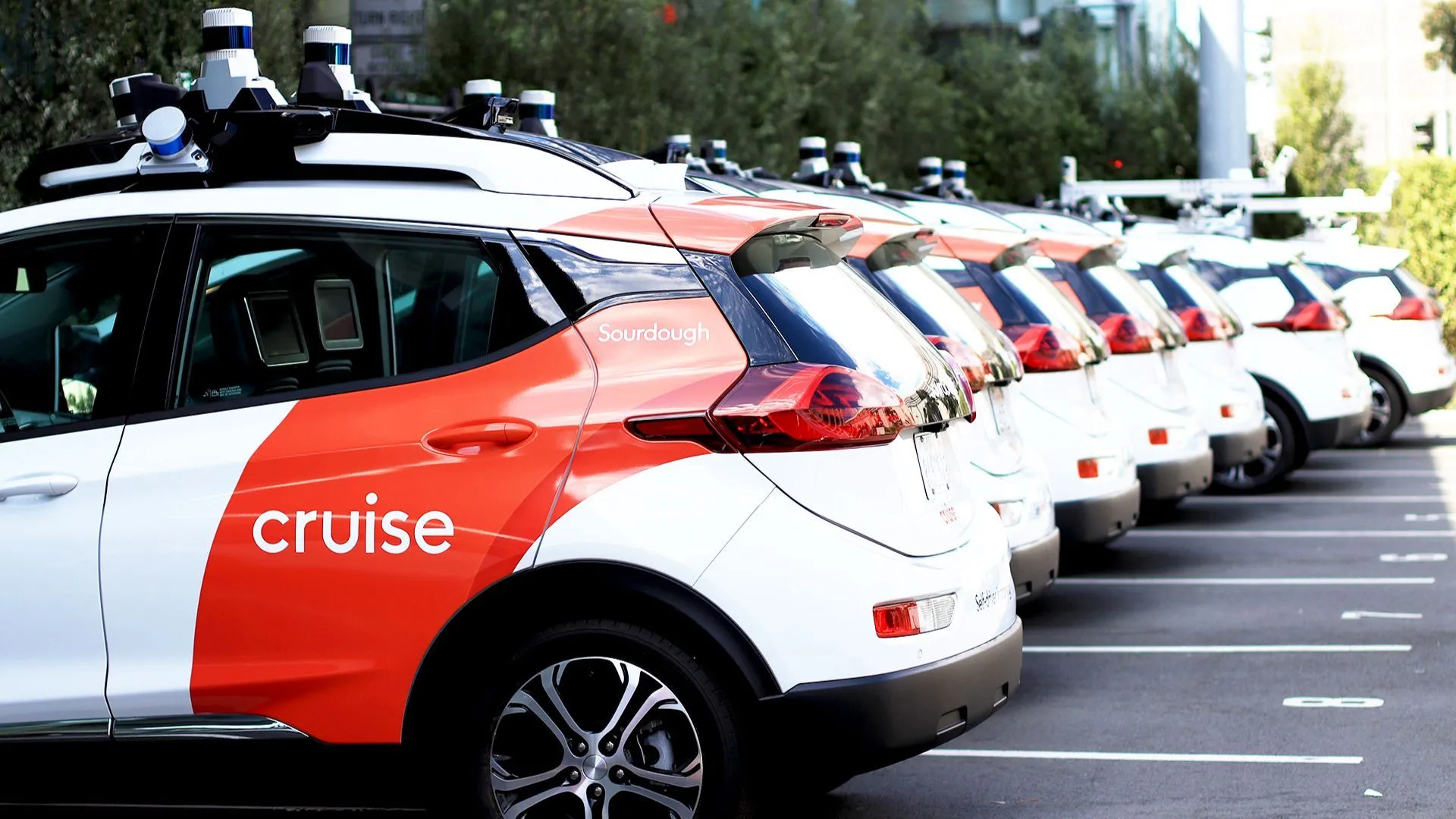 Hạm đội xe tự lái của Cruise (thuộc General Motors), thể hiện cam kết phát triển giao thông đô thị an toàn hơn.
