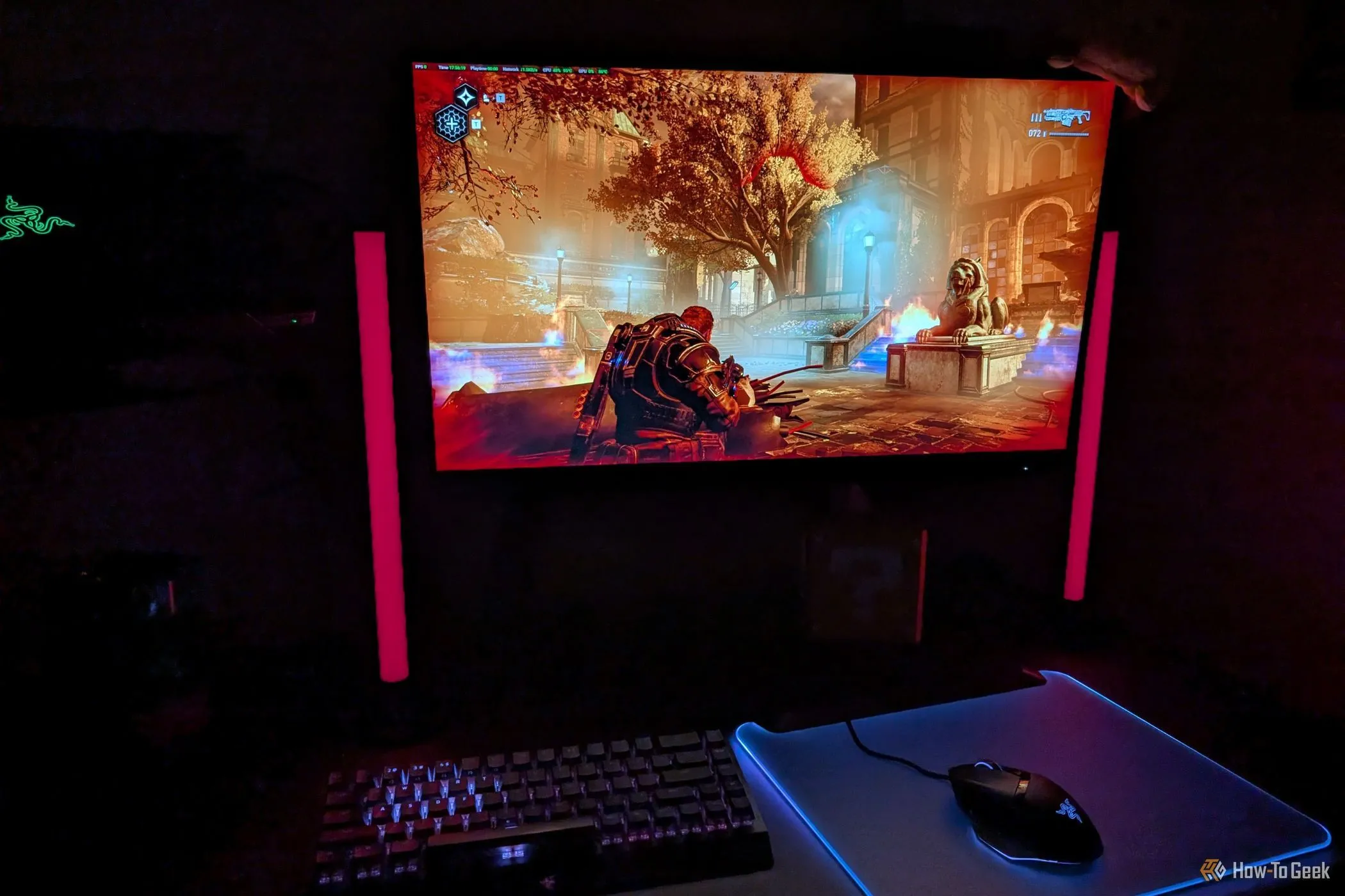 Hệ thống đèn Razer Aether Light Bars chuyển sang màu đỏ rực khi người chơi bị sát thương trong tựa game Gears 5