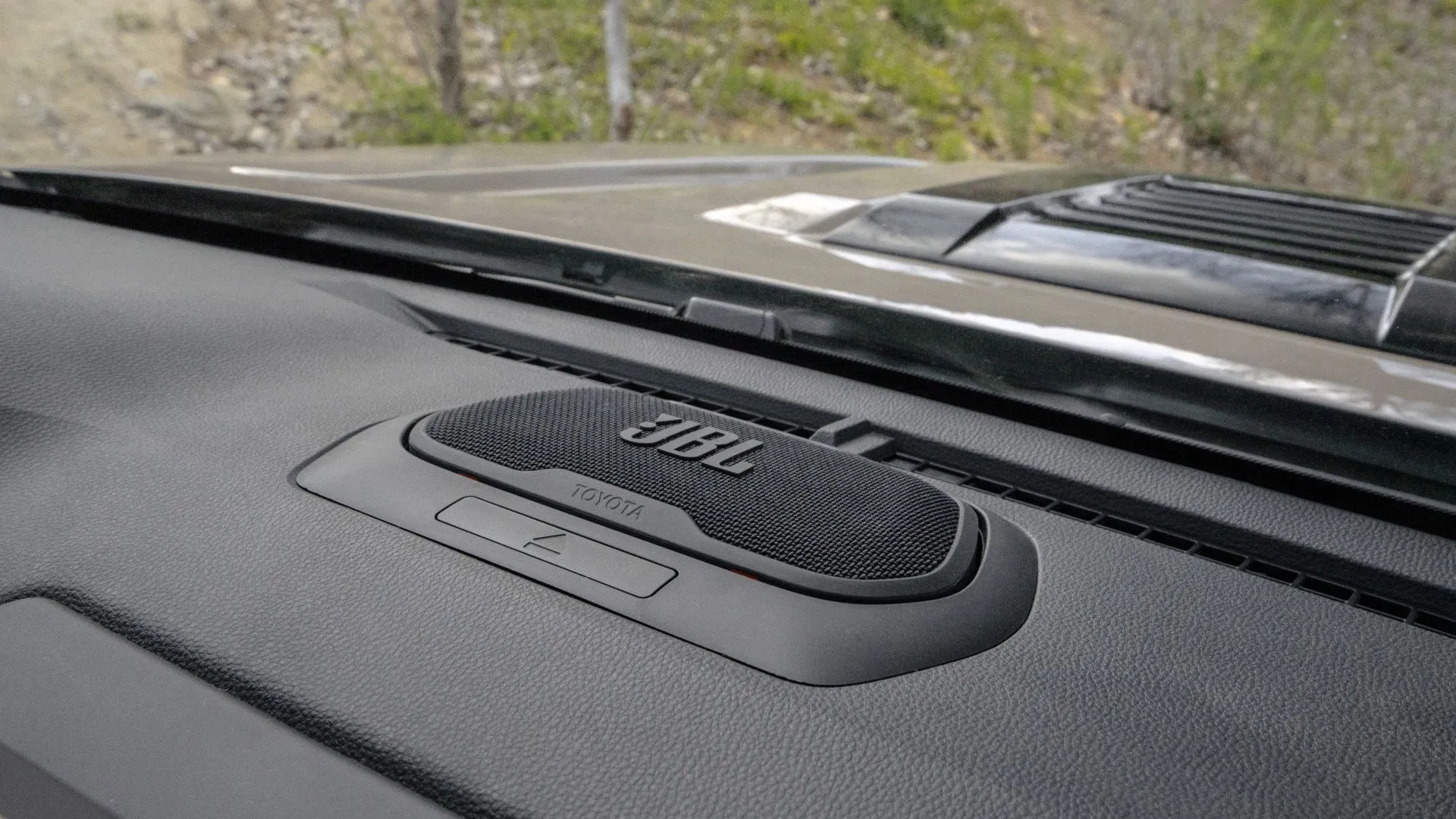 Hệ thống loa JBL di động tiện lợi trong khoang nội thất Toyota 4Runner 2025