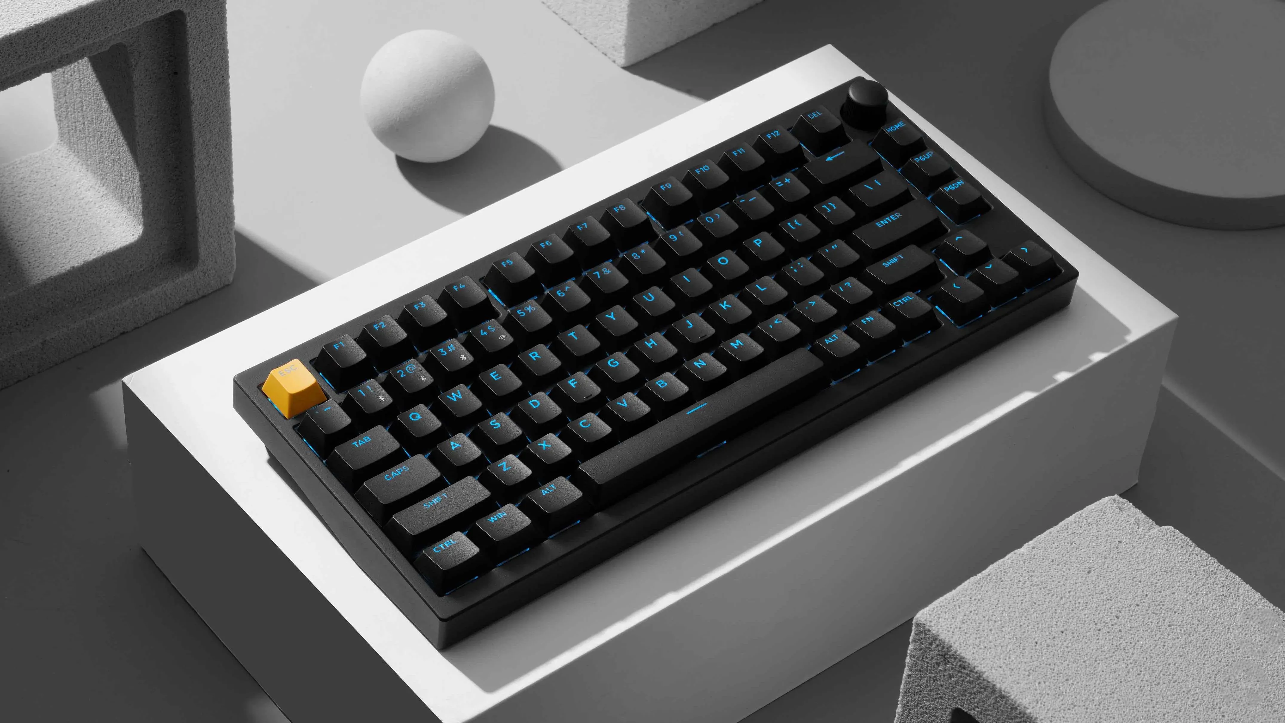 Hình ảnh cận cảnh bàn phím Keychron Lemokey P1 HE phiên bản màu đen, với công nghệ từ tính