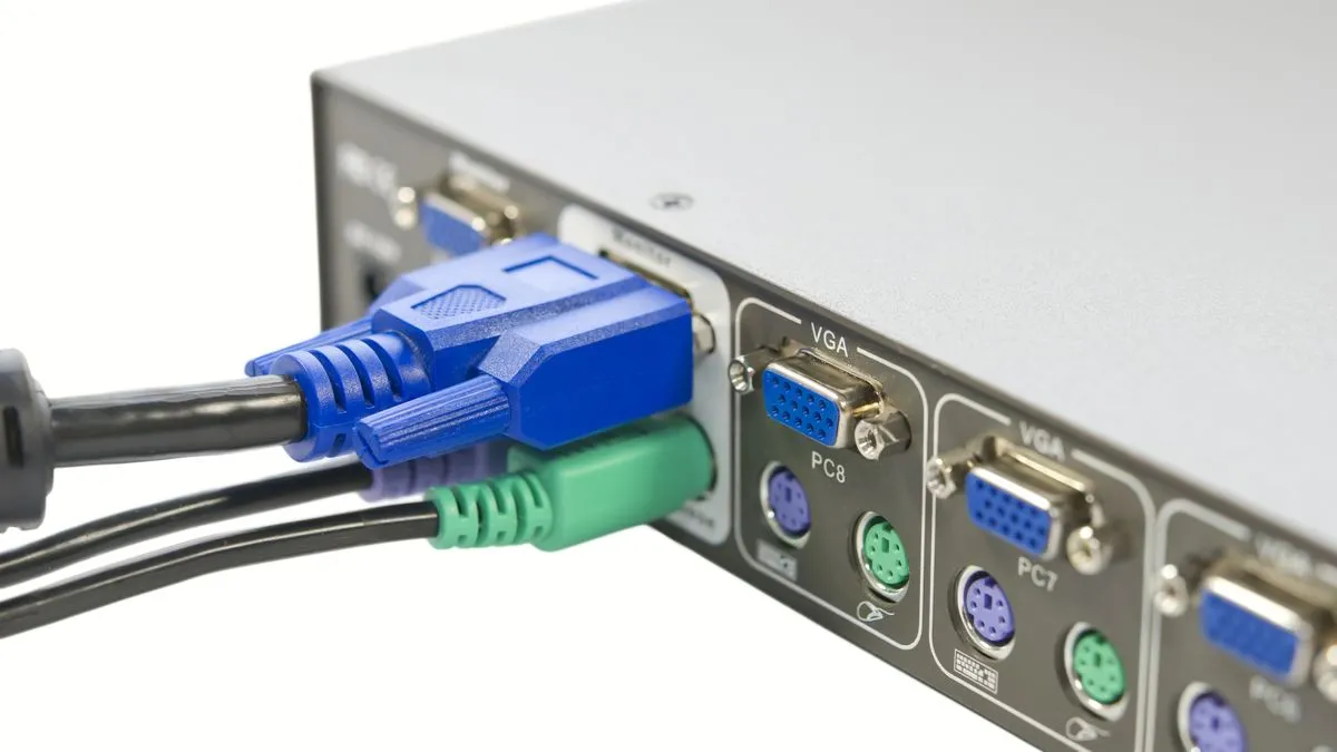 Hình ảnh cận cảnh một bộ chuyển mạch KVM với các kết nối VGA, minh họa thiết bị chuyển đổi tín hiệu giữa nhiều máy tính.