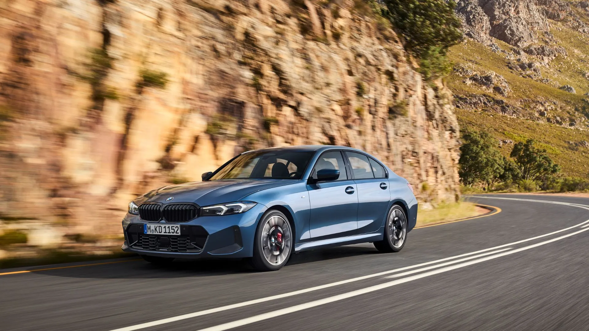 Hình ảnh chi tiết bên trong khoang động cơ của một chiếc xe BMW, thể hiện sự phức tạp của hệ thống điện tử