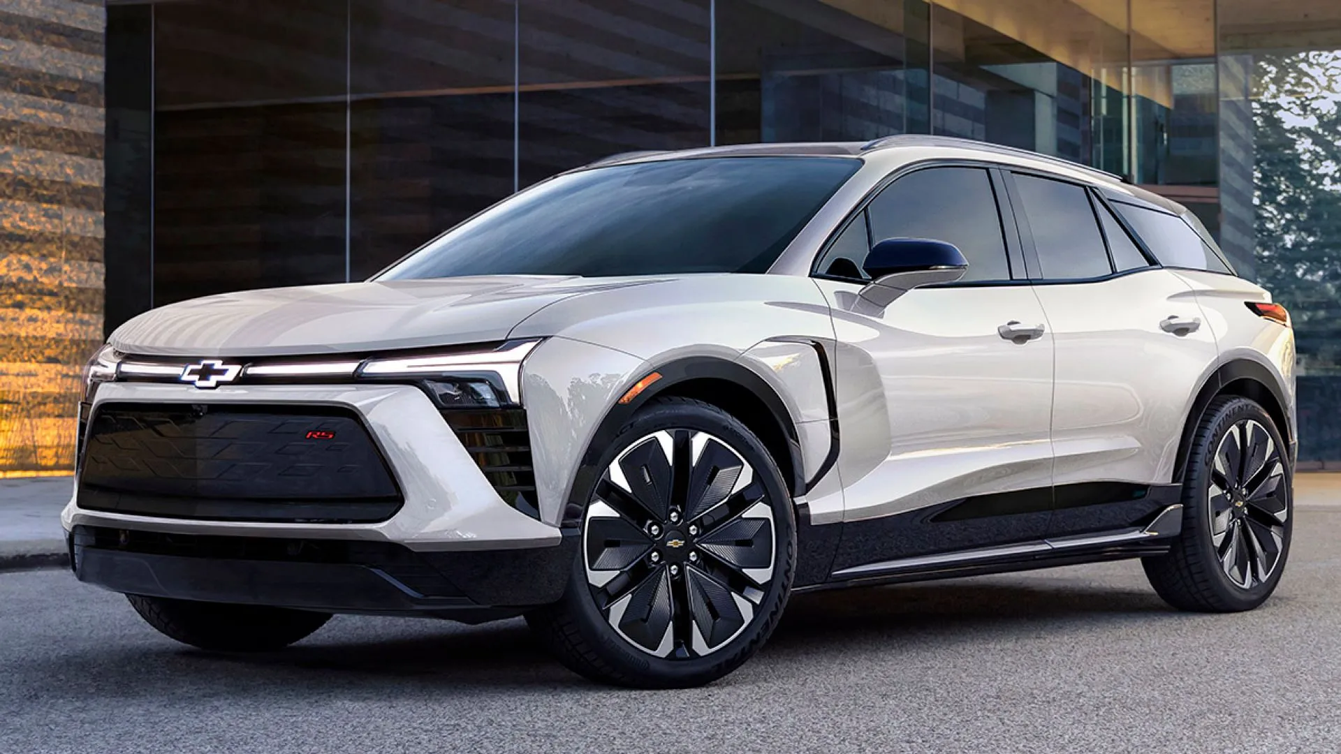 Hình ảnh chiếc SUV điện Chevrolet Blazer EV màu xanh.