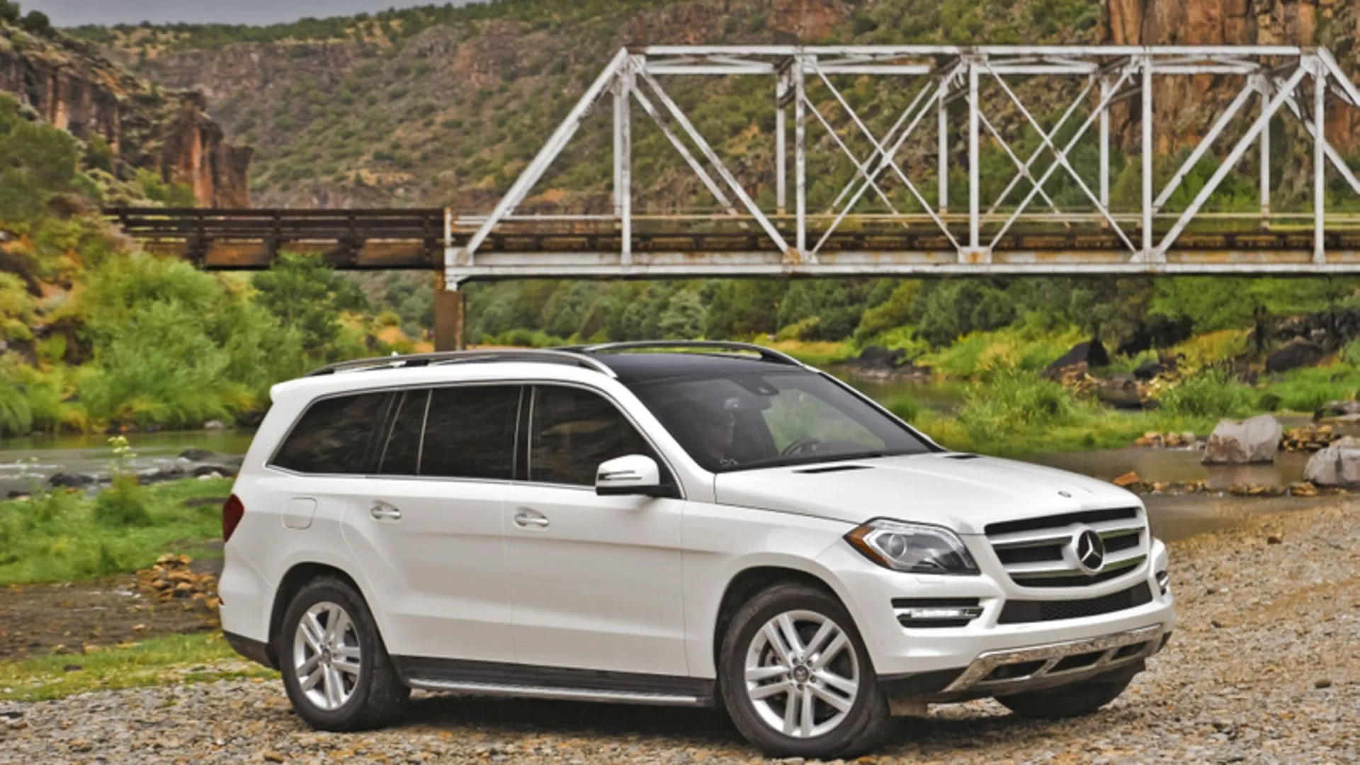 Hình ảnh chụp hông xe Mercedes-Benz GL 2014 màu đen