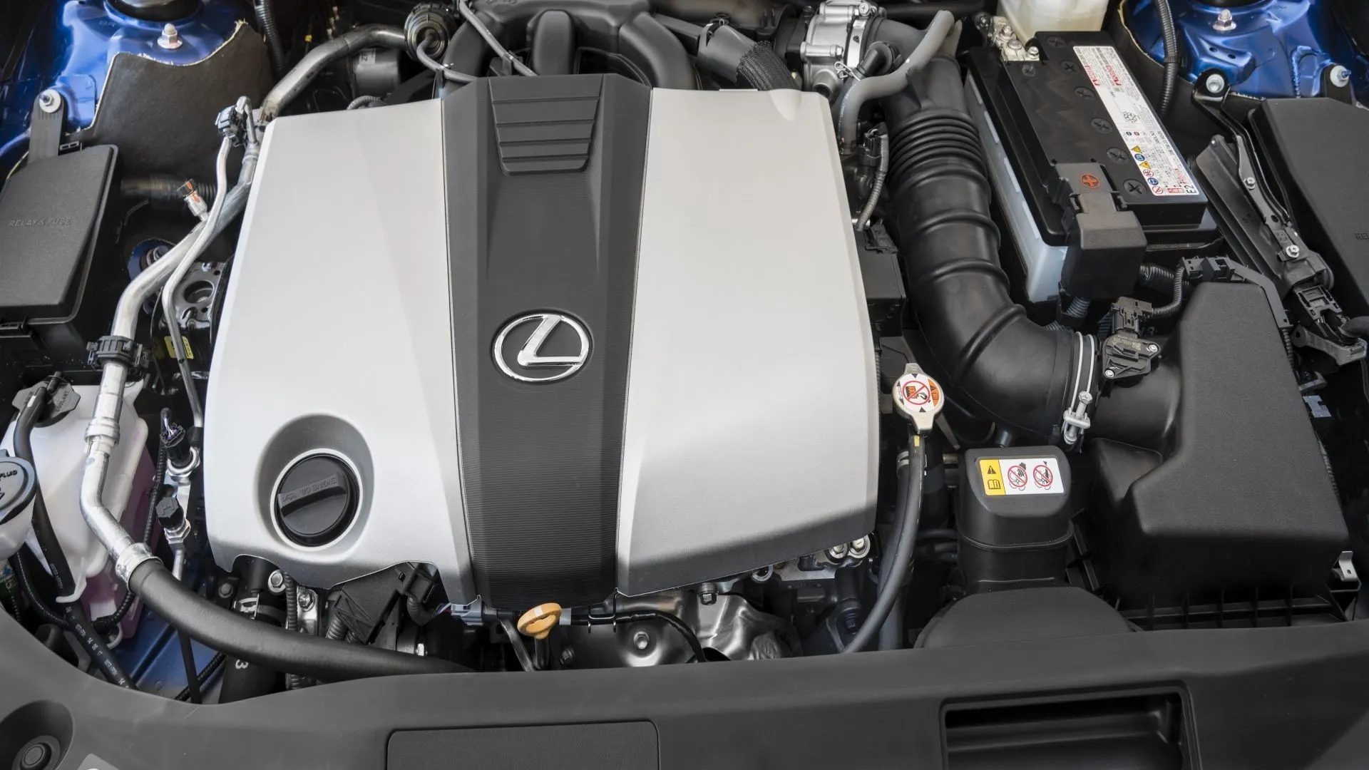 Hình ảnh động cơ V-6 3.5L mạnh mẽ trên Lexus ES 350 đời 2019, đại diện cho hiệu suất đáng tin cậy của dòng ES 2020.