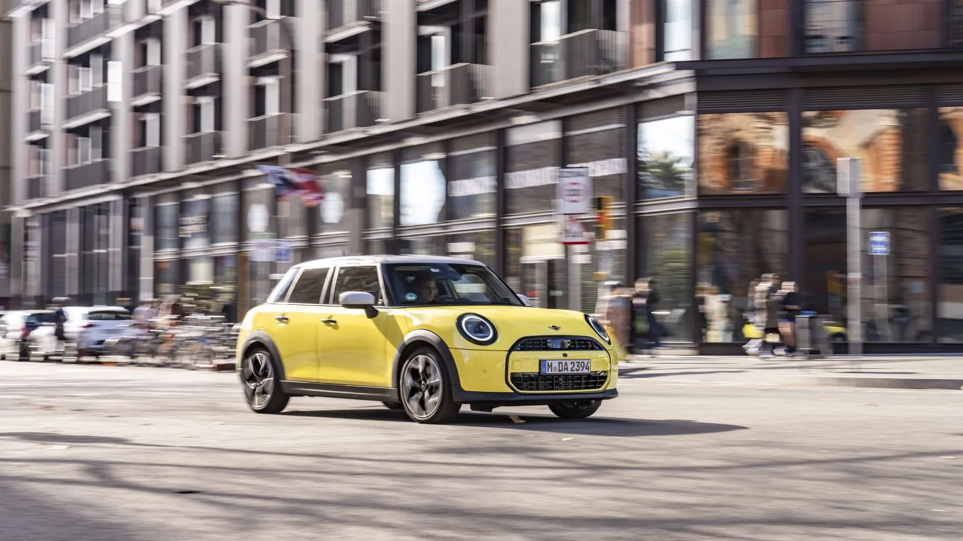 Hình ảnh động Mini Cooper S 2025 màu xanh ngọc, hiển thị góc 3/4 phía trước với 5 cửa