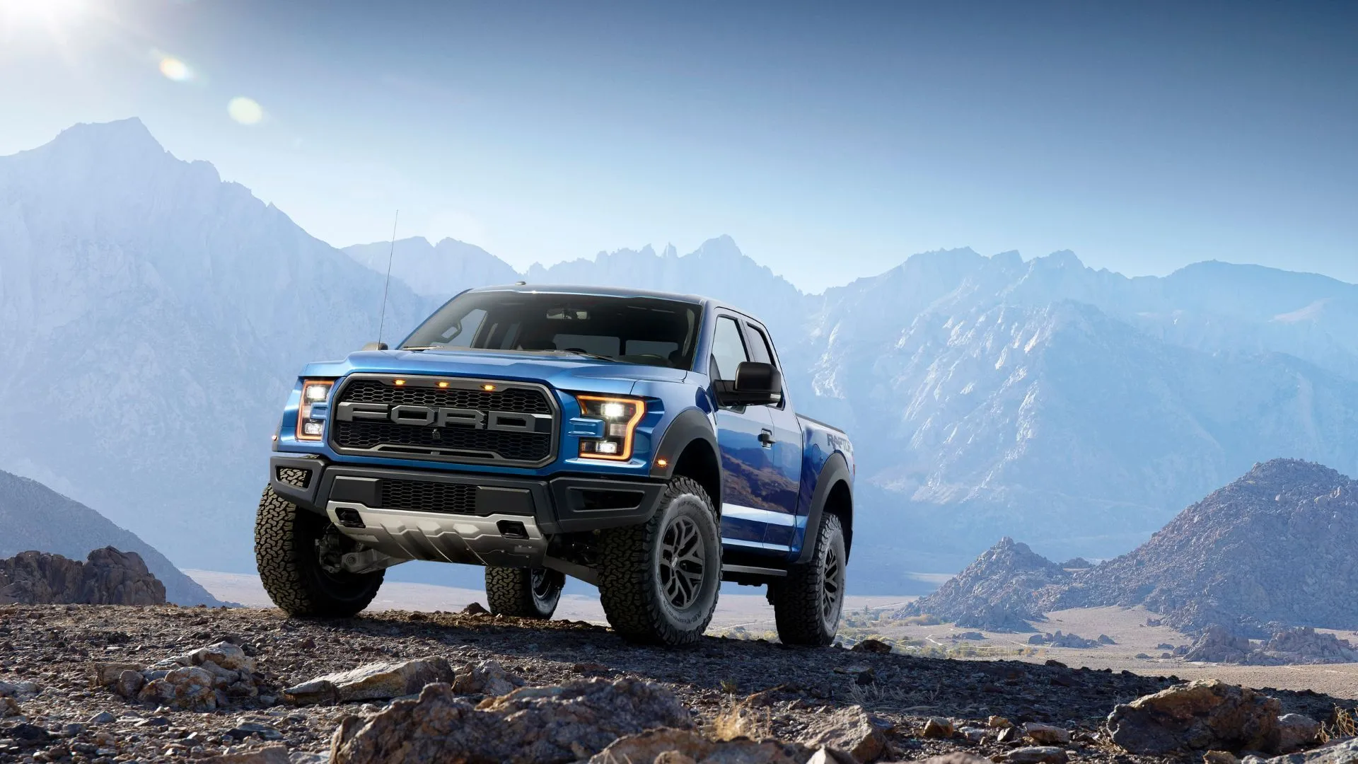Hình ảnh Ford F-150 Raptor 2017 màu xanh off-road, gợi nhắc vấn đề hộp số đang được NHTSA điều tra.