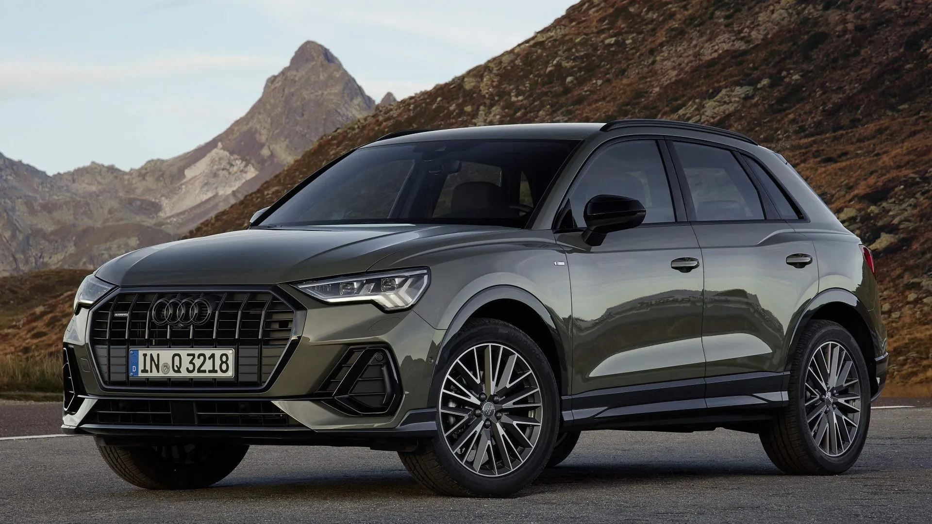 Hình ảnh góc 3/4 phía trước của Audi Q3 2019 màu xám đậm đỗ trên đường