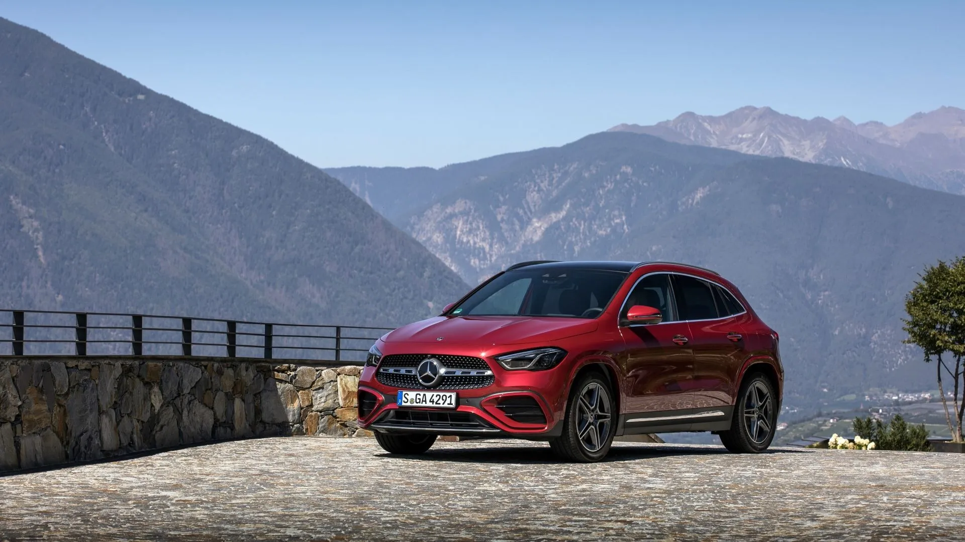 Hình ảnh góc 3/4 phía trước của Mercedes-Benz GLA 2023 màu xanh đậm