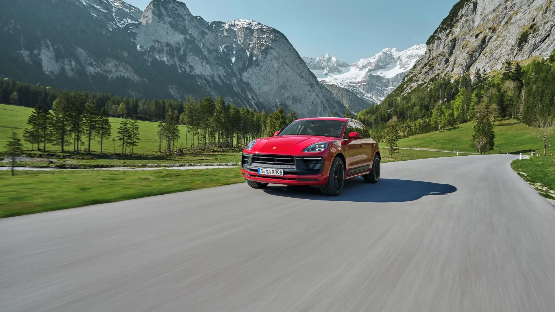 Hình ảnh góc 3/4 phía trước của Porsche Macan GTS 2021 màu đen đang chuyển động
