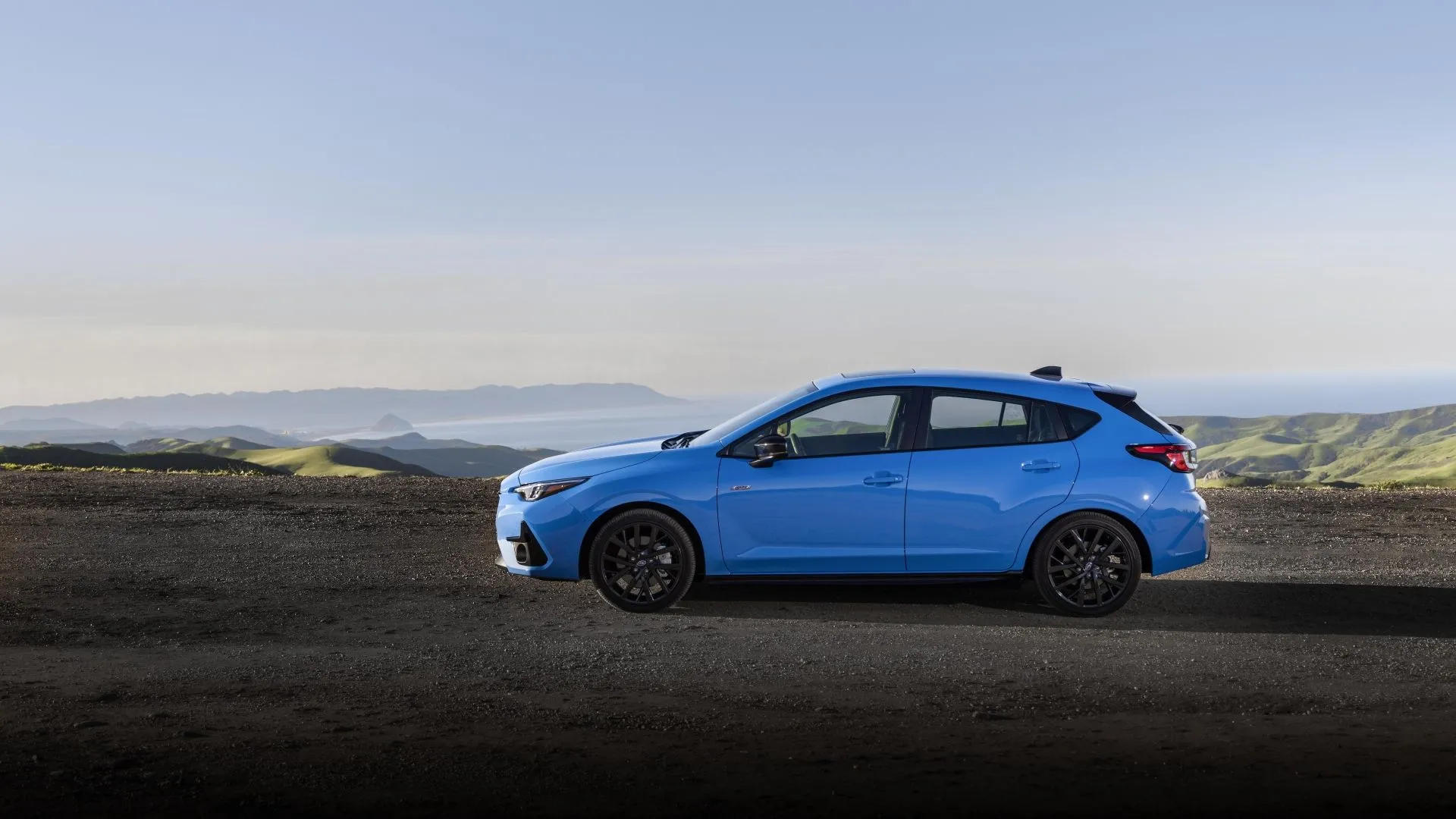 Hình ảnh mặt bên của Subaru Impreza RS 2024 màu đen, nhấn mạnh thiết kế thể thao và hiện đại.