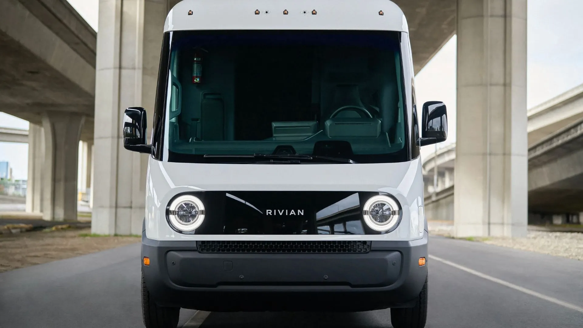 Hình ảnh minh họa một chiếc xe điện van của Rivian đang đậu trên đường