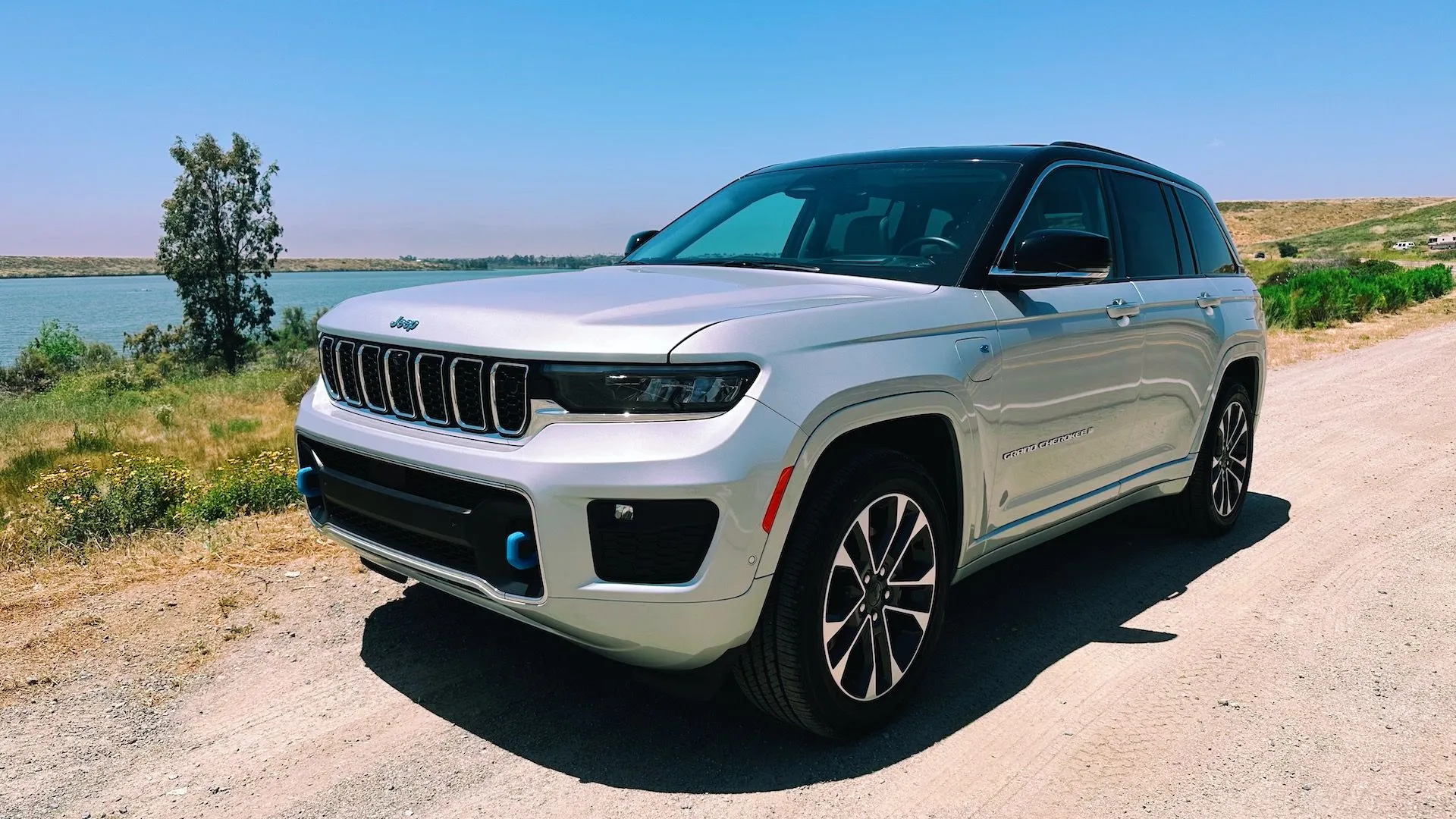Hình ảnh nội thất chiếc xe Jeep với màn hình hiển thị quảng cáo bảo hành pop-up