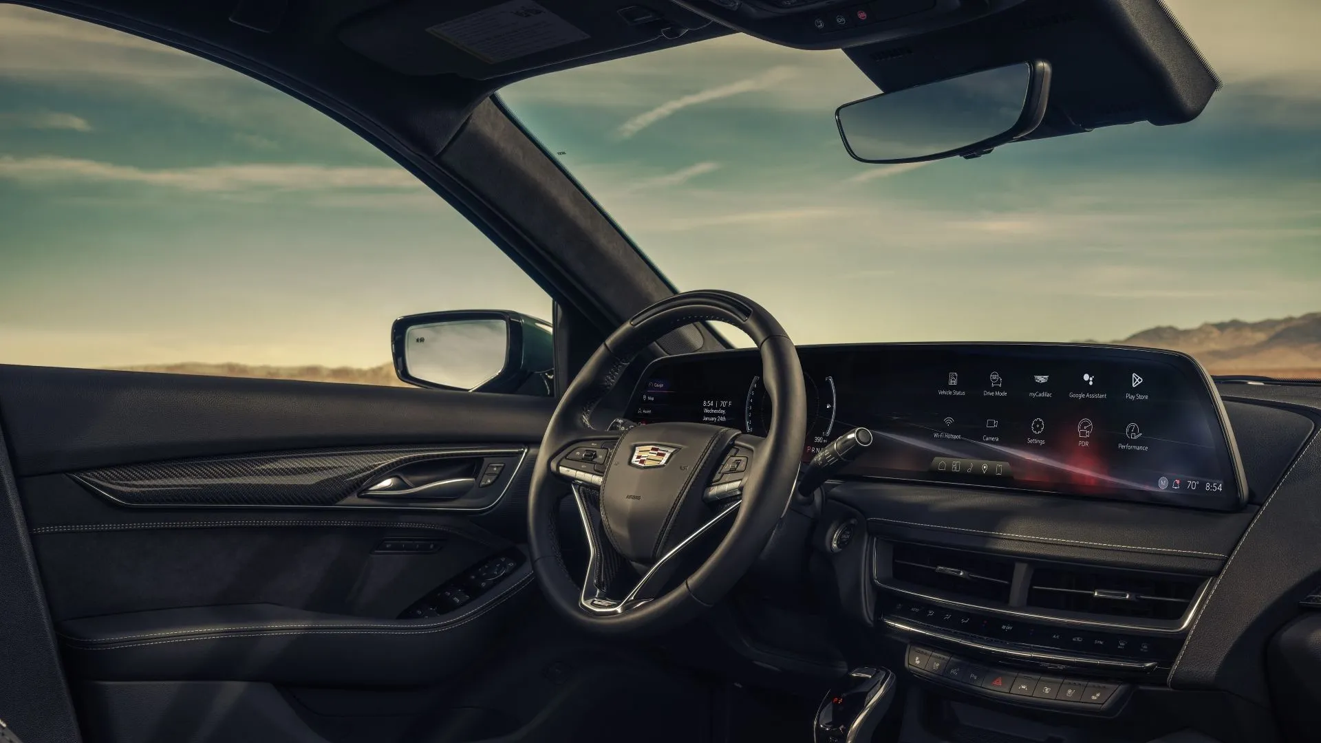 Hình ảnh nội thất của Cadillac CT5-V 2025, hiển thị bảng điều khiển hiện đại với màn hình cong lớn 33 inch và các chi tiết sang trọng.