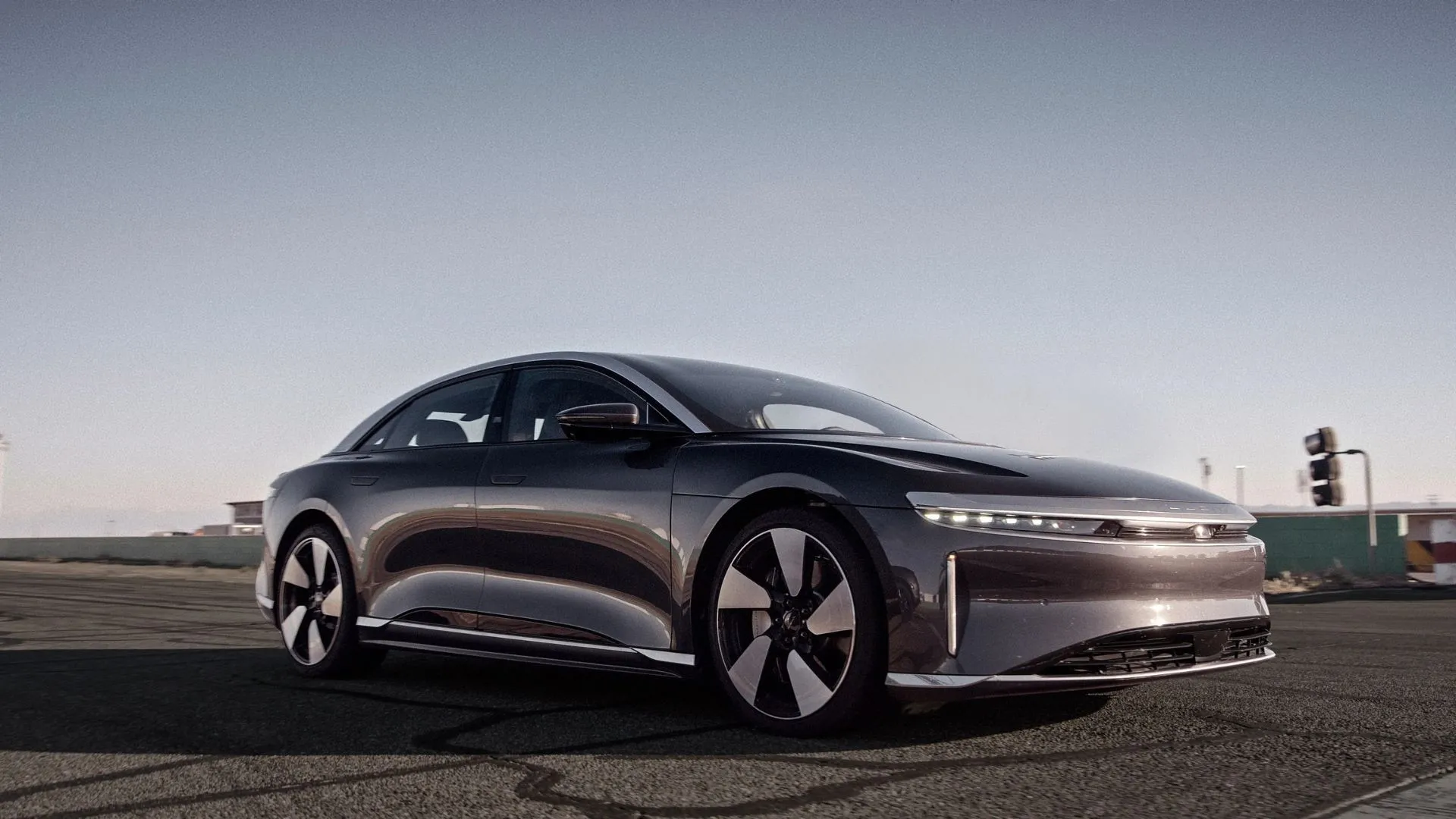 Hình ảnh sedan điện Lucid Air Grand Touring màu xám từ góc bên, đại diện cho dòng xe điện hạng sang của Lucid Motors.