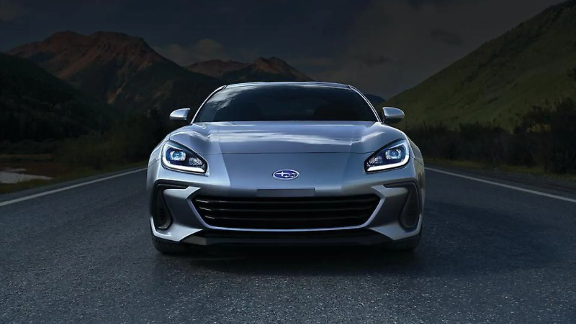 Hình ảnh tĩnh mặt trước của Subaru BRZ 2024 màu bạc đỗ giữa đường, cho thấy thiết kế hấp dẫn và giá trị của xe.