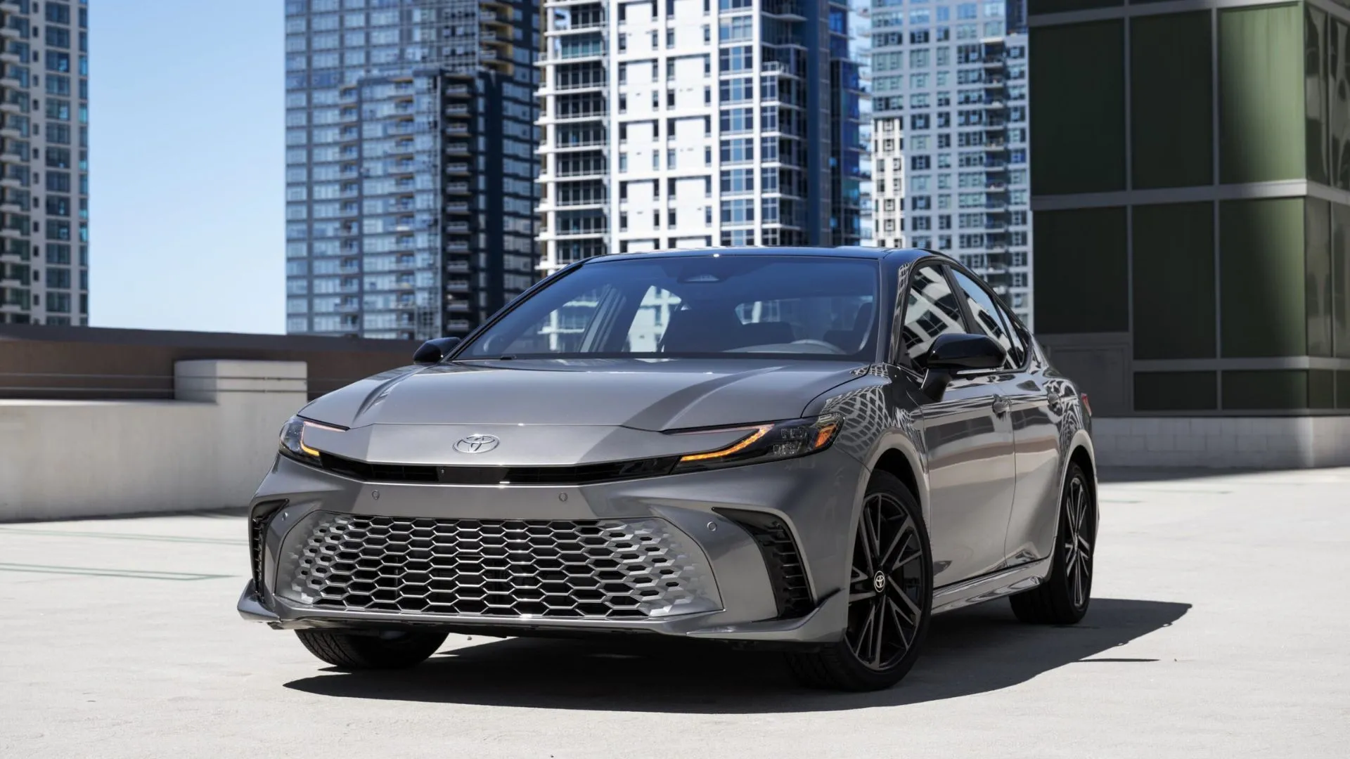 Hình ảnh tổng thể phía trước của Toyota Camry XSE AWD 2025 màu xám, thiết kế ngoại thất sang trọng.