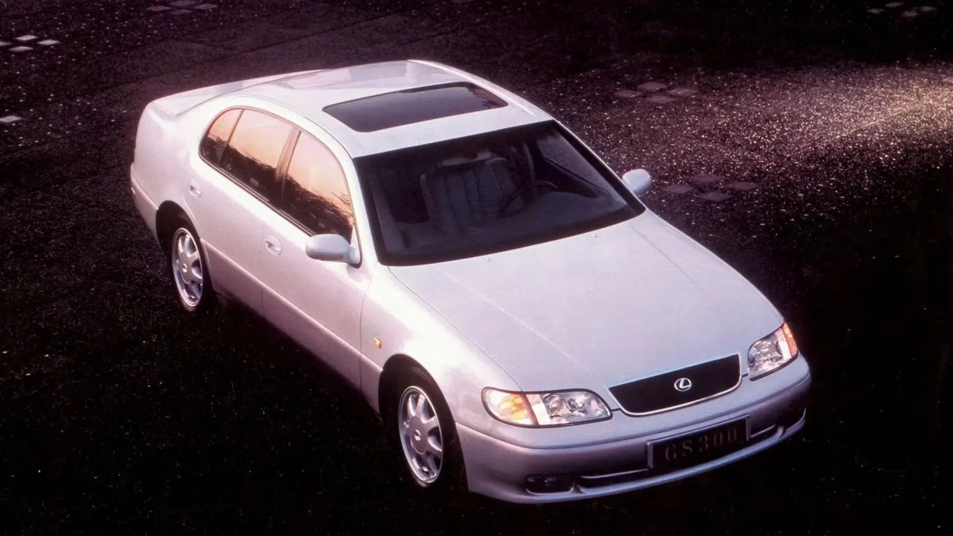 Hình ảnh xe Lexus GS đời 1993 màu xanh, biểu tượng của sự bền bỉ trong phân khúc sedan hạng sang
