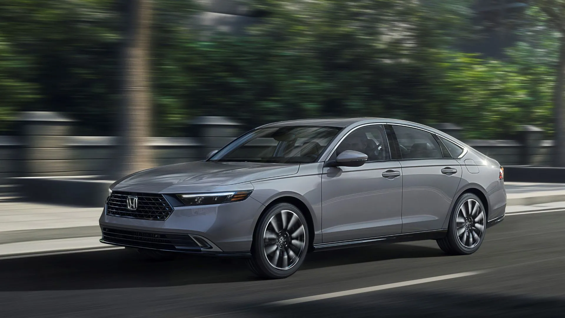 Honda Accord 2025 màu xám lái qua thành phố