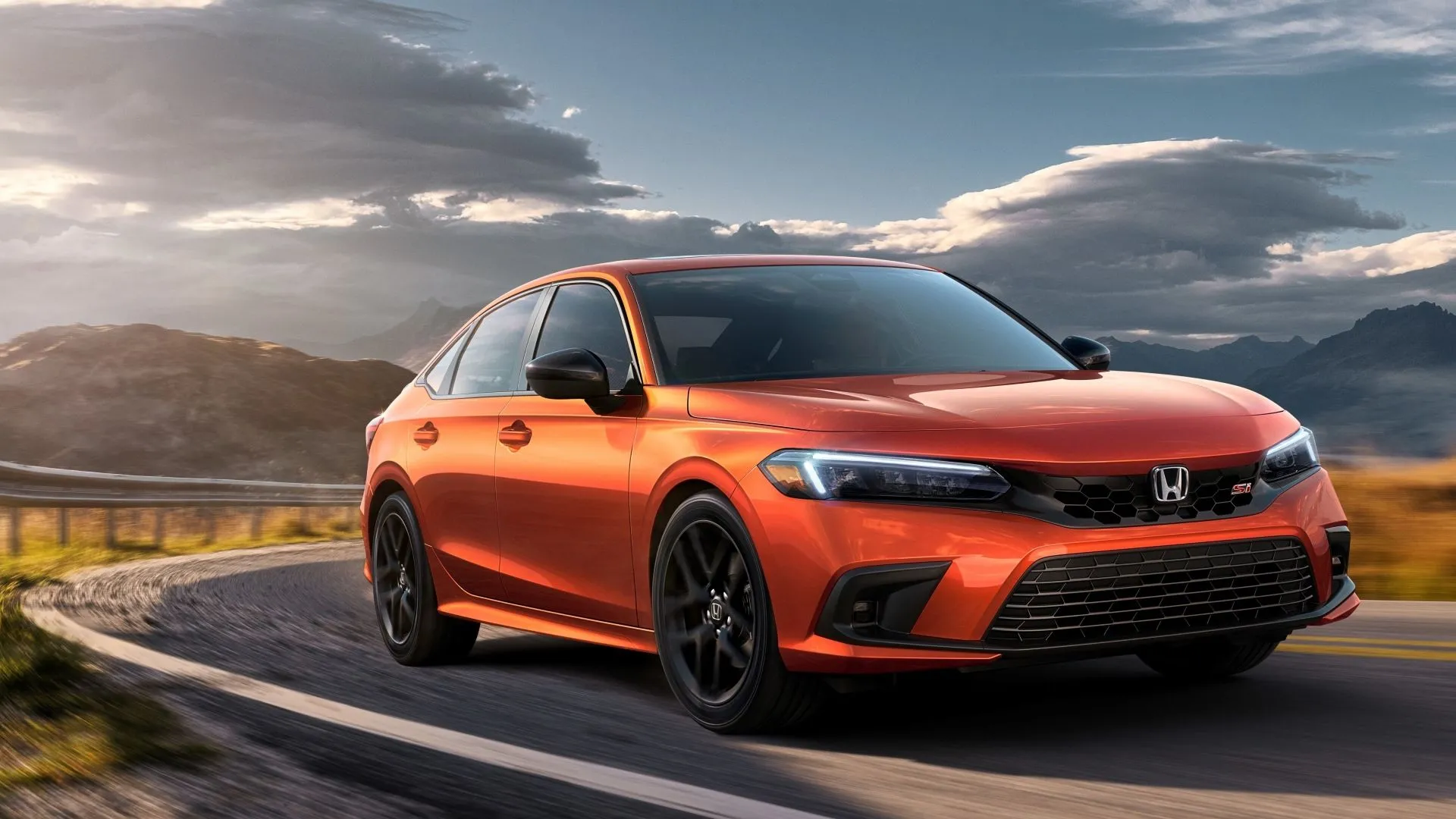 Honda Civic Si 2022 màu đỏ ngoại thất góc 3/4 phía trước trên đường đua