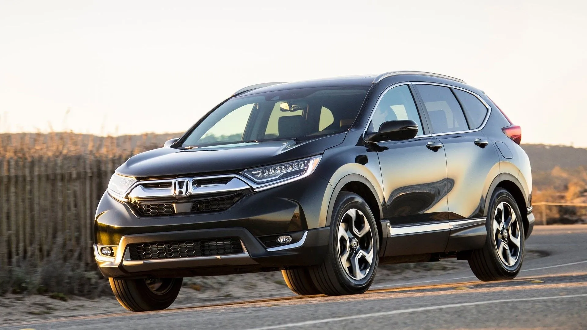 Honda CR-V 2017 màu xanh đậm đang di chuyển năng động trên đường, biểu tượng của sự thoải mái và thực dụng
