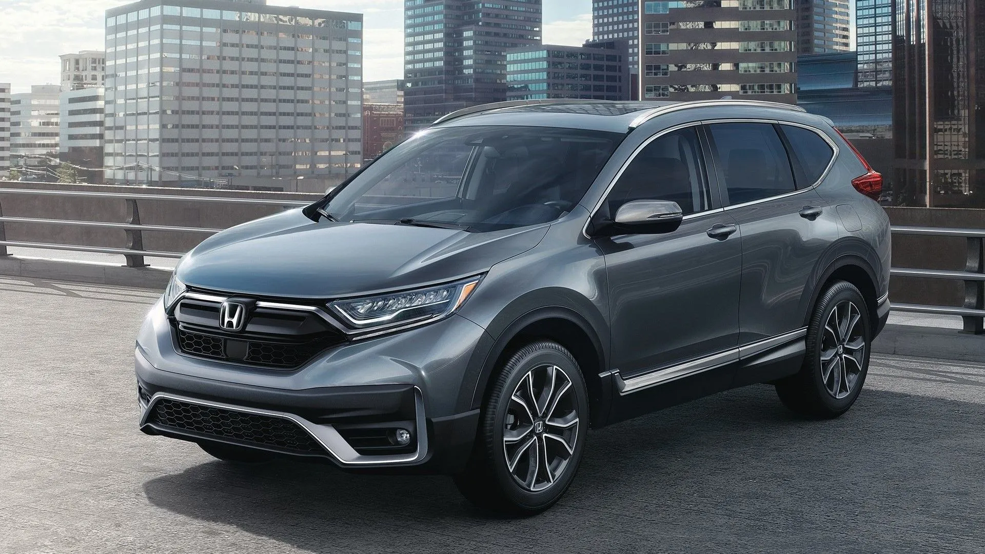 Honda CR-V 2020 màu xanh đậm từ góc 3/4 phía trước, mẫu SUV phổ biến được nâng cấp với tùy chọn hybrid
