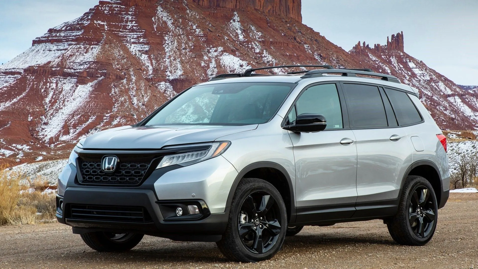 Honda Passport 2019 màu xám bạc đang đỗ, thể hiện vẻ ngoài chắc chắn và linh hoạt