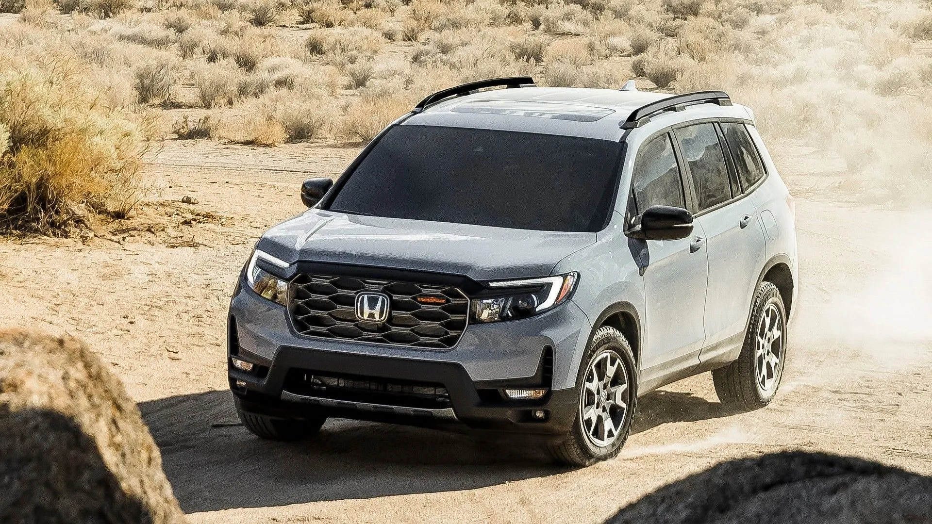 Honda Passport Trailsport 2022 màu xanh đậm từ góc 3/4 phía trước, phiên bản mạnh mẽ với khả năng off-road