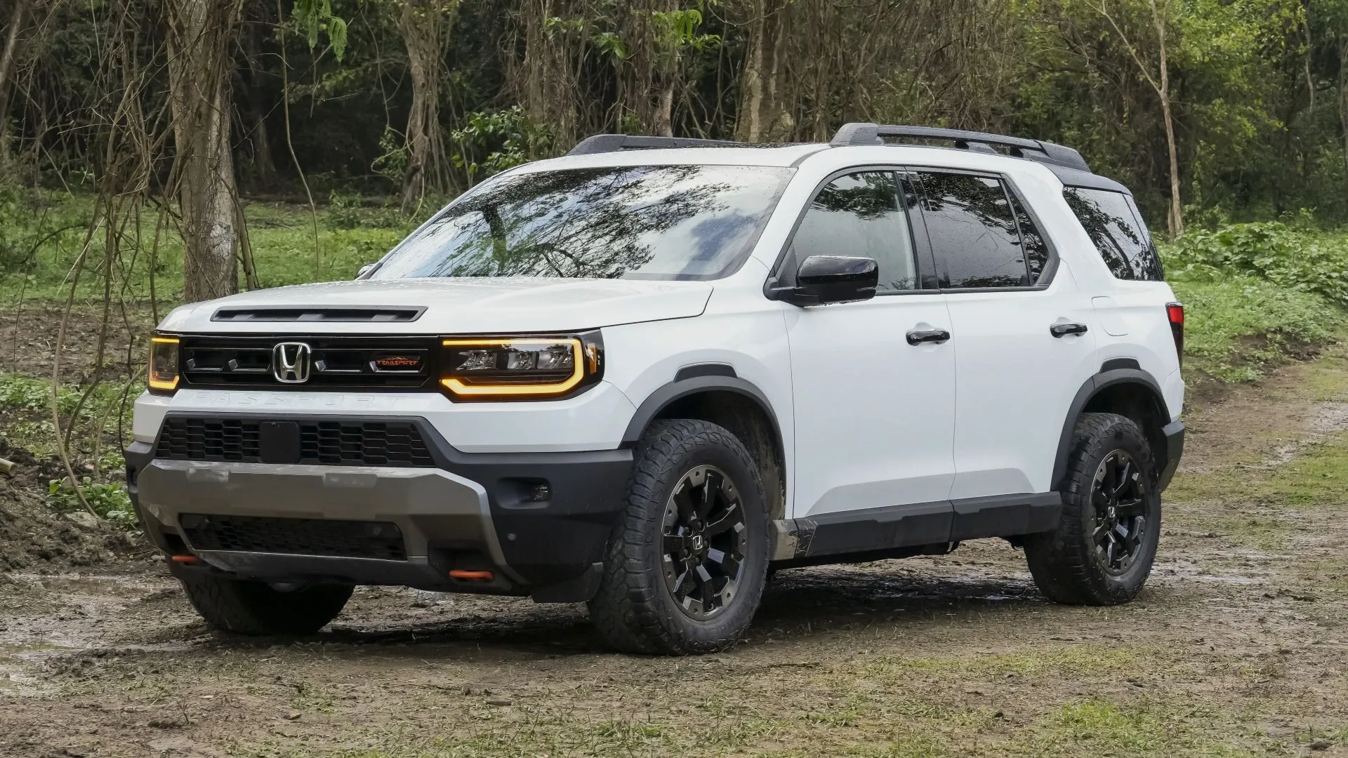 Honda Passport Trailsport Elite 2026 màu xám bạc, thể hiện thiết kế cứng cáp của SUV Honda.